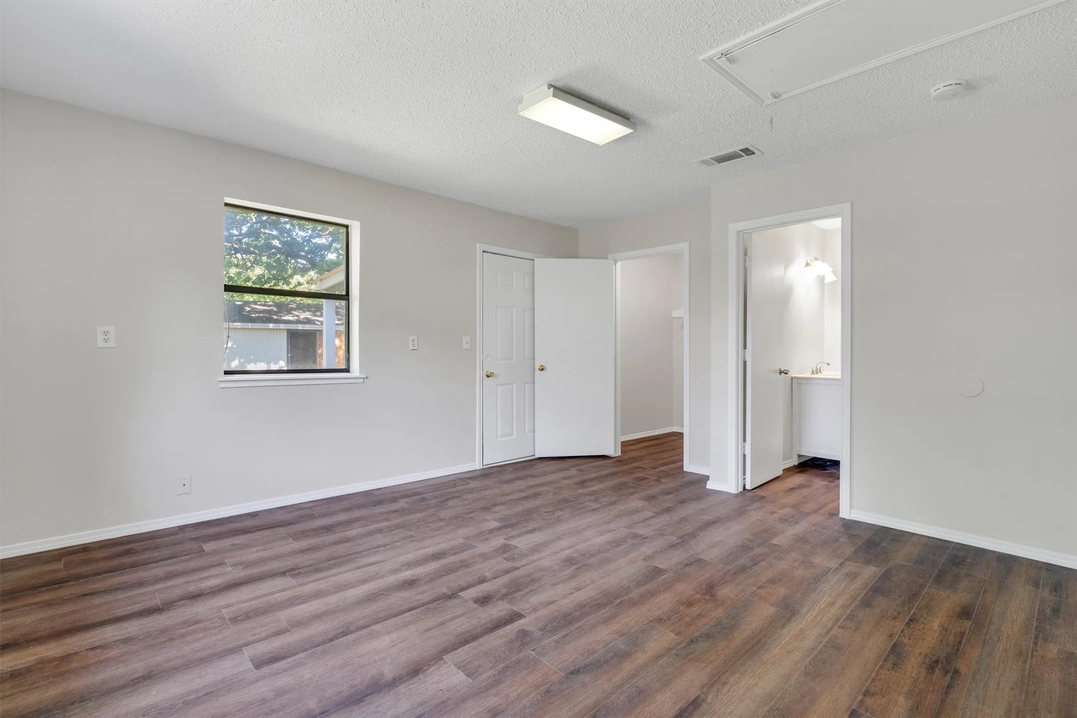 Single Family Residence For Sale in Johnson County , 209 Mistletoe Lane, Keene, Texas 76059, 4 Bedroom, 3 Bathroom, 2 Garage spaces, 2,783 Sqft, built in 1979, mls#21363414, Real Estate Agent in Keene, Homes For Sale in Johnson county, Homes For Sale in Keene, Realtor in Keene Texas, Real Estate Brokerage Independent Realty Texas, Luminita Cordes Realtor