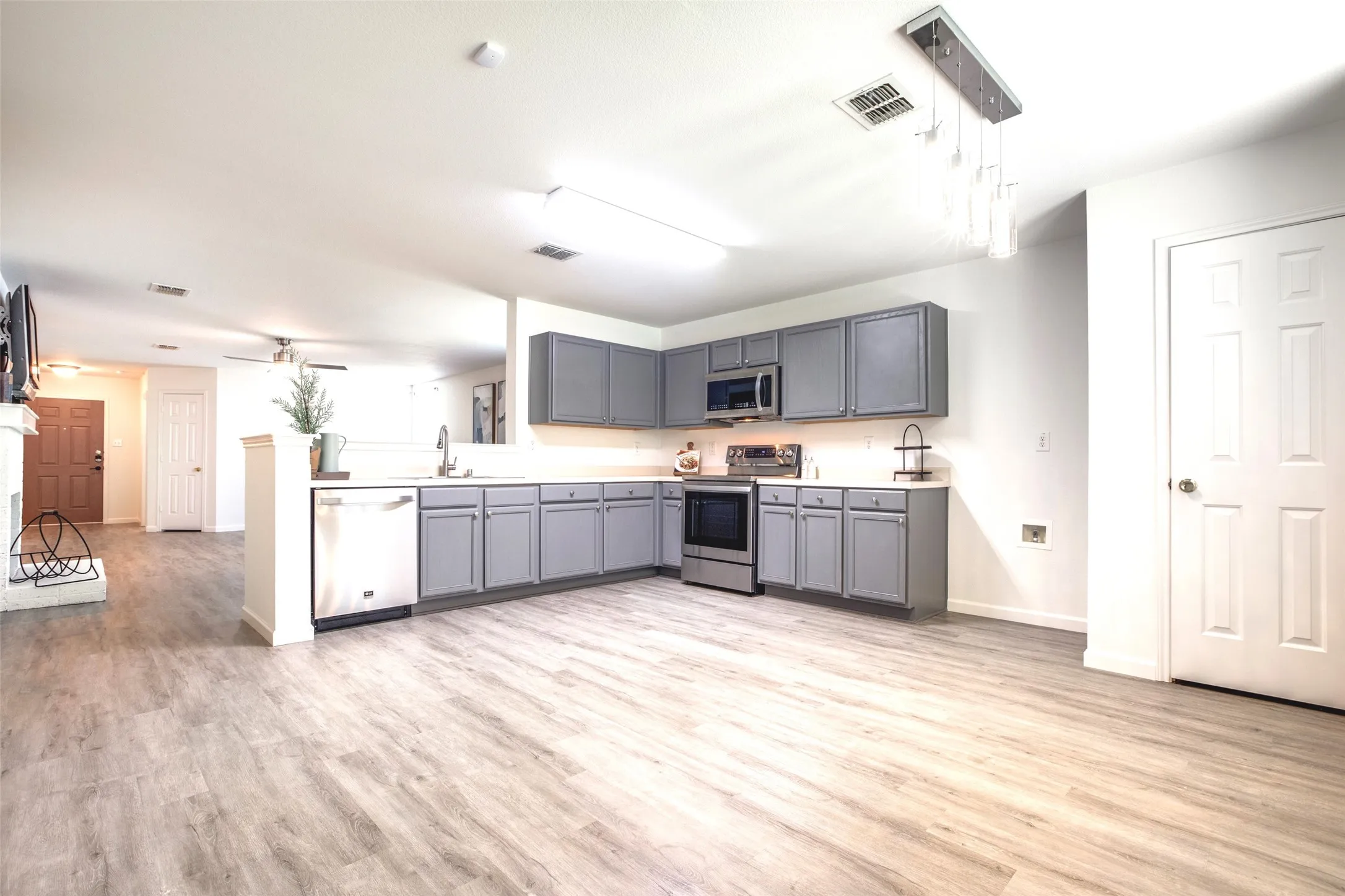 Single Family Residence For Rent in Collin County , 12685 Drexel Street, Frisco, Texas 75035, 3 Bedroom, 2 Bathroom, 2 Garage spaces, 1,640 Sqft, built in 2004, mls#21365248, Real Estate Agent in Frisco, Homes For Rent in Collin county, Homes For Rent in Frisco, Realtor in Frisco Texas, Real Estate Brokerage Independent Realty Texas, Luminita Cordes Realtor