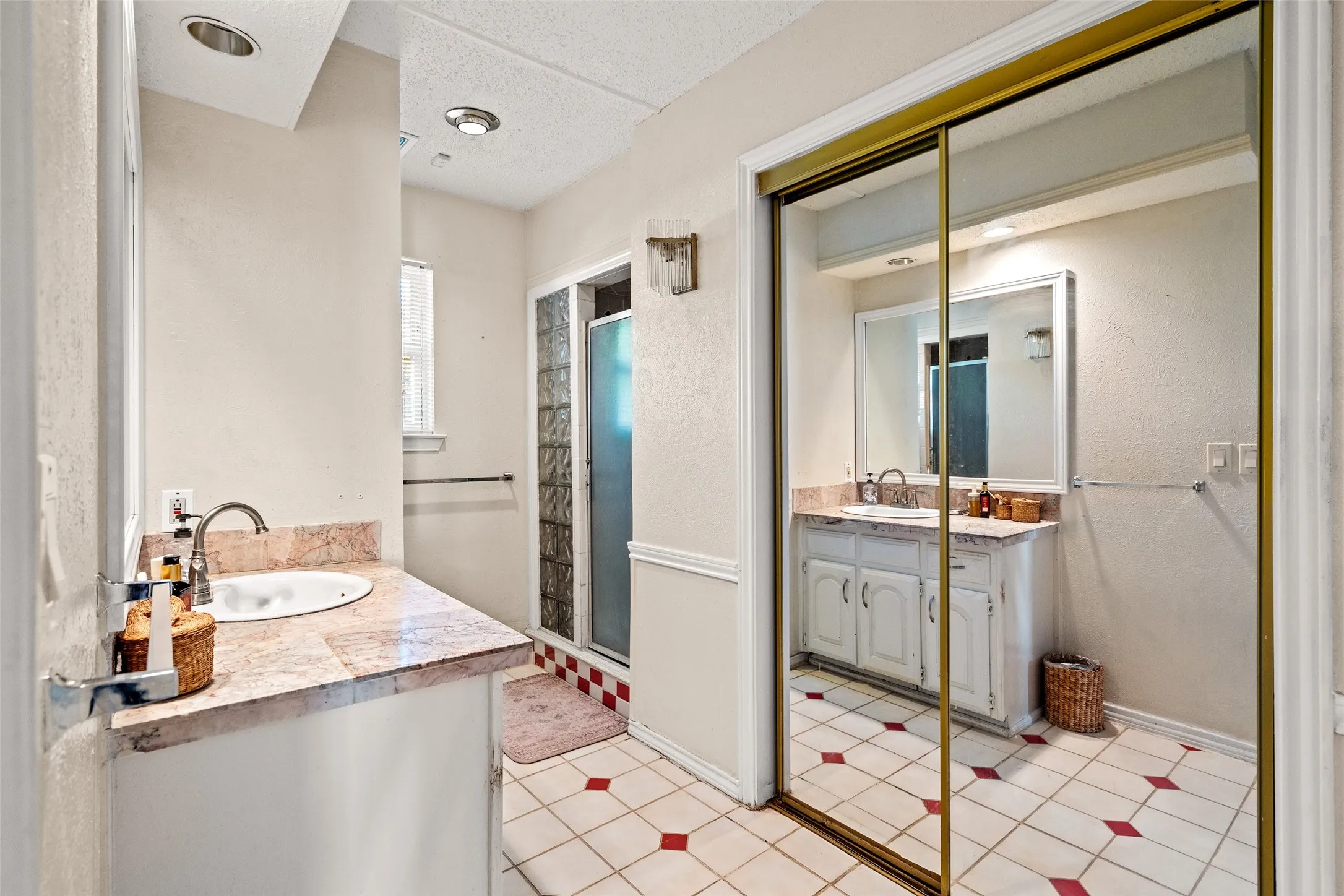 Single Family Residence For Sale in Collin County , 2304 Glen Forest Lane, Plano, Texas 75023, 3 Bedroom, 2 Bathroom, 2 Garage spaces, 1,770 Sqft, built in 1975, mls#21363851, Real Estate Agent in Plano, Homes For Sale in Collin county, Homes For Sale in Plano, Realtor in Plano Texas, Real Estate Brokerage Independent Realty Texas, Luminita Cordes Realtor