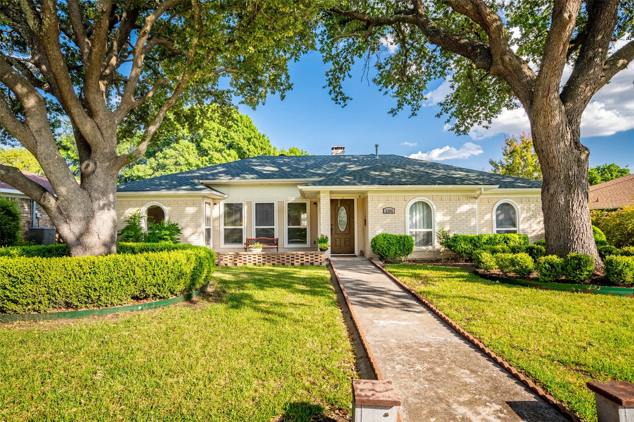 Single Family Residence For Sale in Collin County , 2304 Glen Forest Lane, Plano, Texas 75023, 3 Bedroom, 2 Bathroom, 2 Garage spaces, 1,770 Sqft, built in 1975, mls#21363851, Real Estate Agent in Plano, Homes For Sale in Collin county, Homes For Sale in Plano, Realtor in Plano Texas, Real Estate Brokerage Independent Realty Texas, Luminita Cordes Realtor