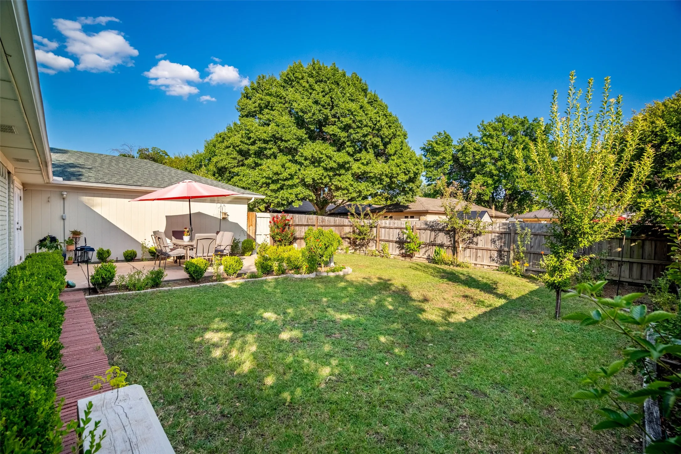 Single Family Residence For Sale in Collin County , 2304 Glen Forest Lane, Plano, Texas 75023, 3 Bedroom, 2 Bathroom, 2 Garage spaces, 1,770 Sqft, built in 1975, mls#21363851, Real Estate Agent in Plano, Homes For Sale in Collin county, Homes For Sale in Plano, Realtor in Plano Texas, Real Estate Brokerage Independent Realty Texas, Luminita Cordes Realtor