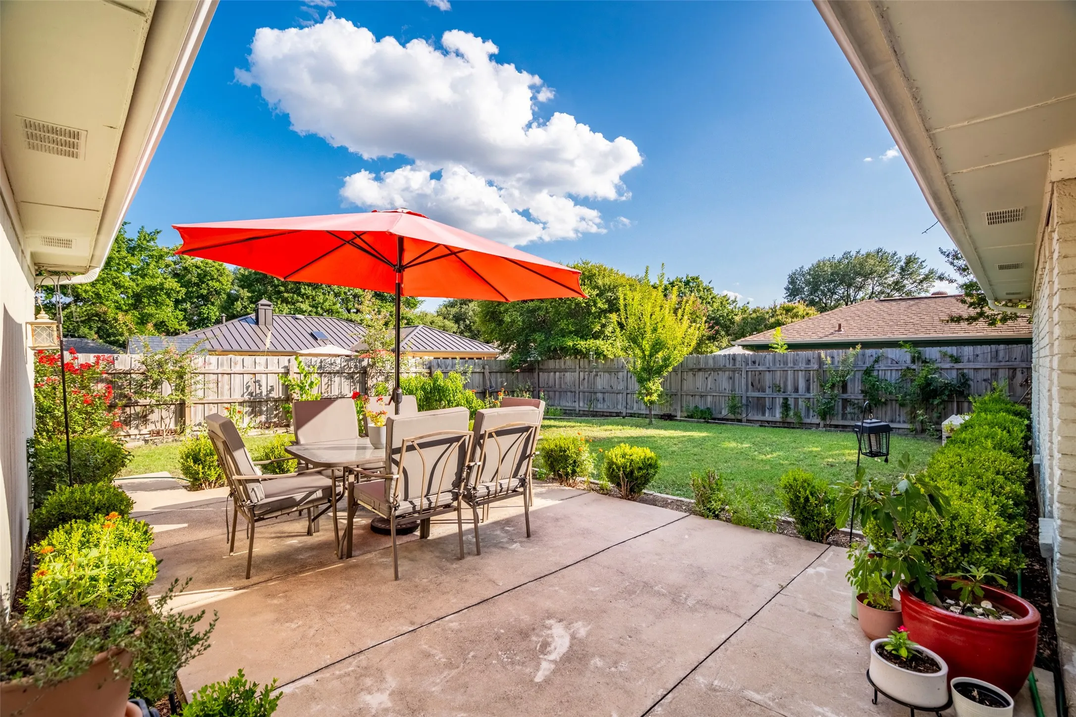 Single Family Residence For Sale in Collin County , 2304 Glen Forest Lane, Plano, Texas 75023, 3 Bedroom, 2 Bathroom, 2 Garage spaces, 1,770 Sqft, built in 1975, mls#21363851, Real Estate Agent in Plano, Homes For Sale in Collin county, Homes For Sale in Plano, Realtor in Plano Texas, Real Estate Brokerage Independent Realty Texas, Luminita Cordes Realtor