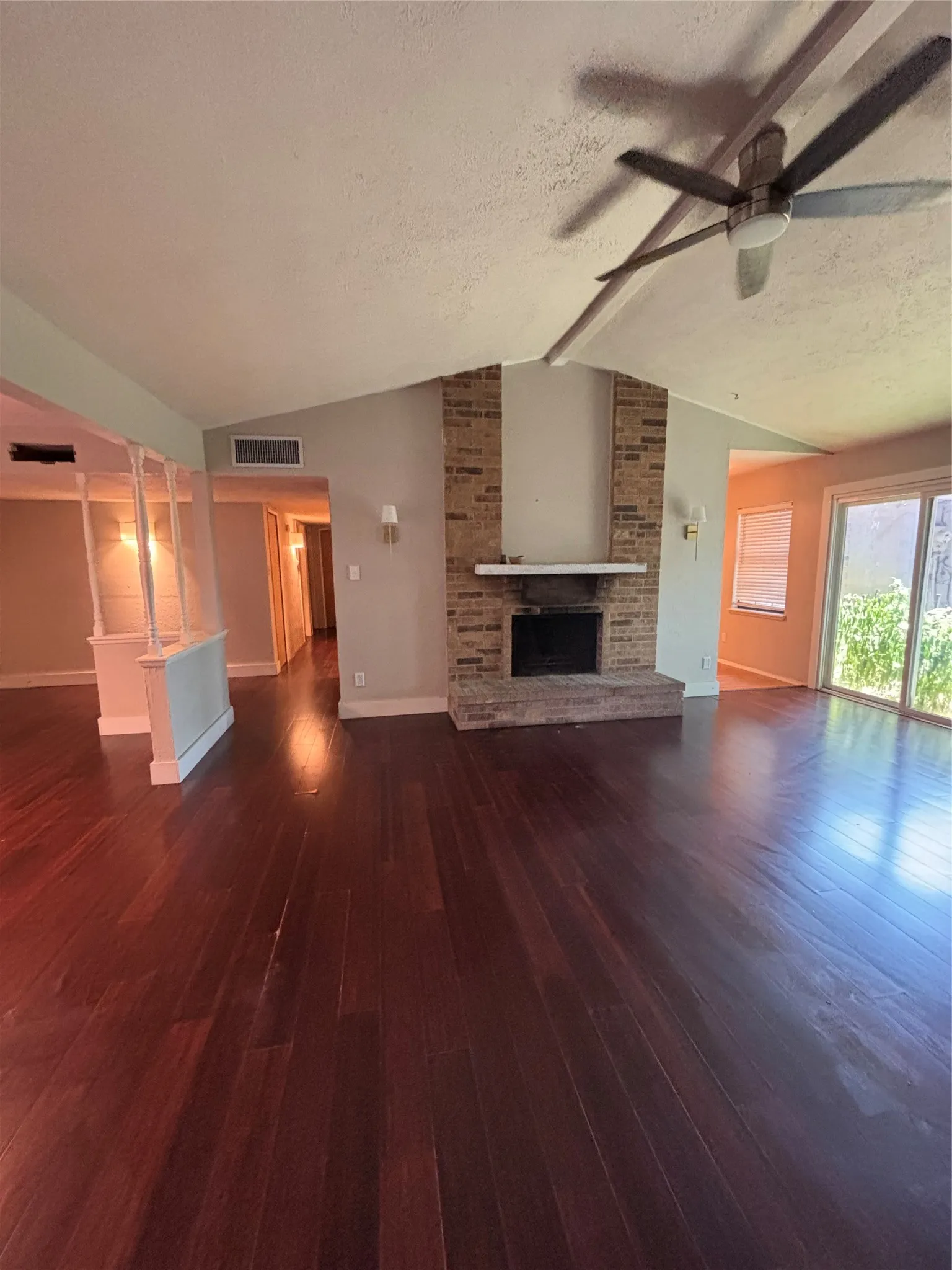 Single Family Residence For Sale in Dallas County , 7402 Red Osier Road, Dallas, Texas 75249, 3 Bedroom, 2 Bathroom, 2 Garage spaces, 1,670 Sqft, built in 1982, mls#21364461, Real Estate Agent in Dallas, Homes For Sale in Dallas county, Homes For Sale in Dallas, Realtor in Dallas Texas, Real Estate Brokerage Independent Realty Texas, Luminita Cordes Realtor