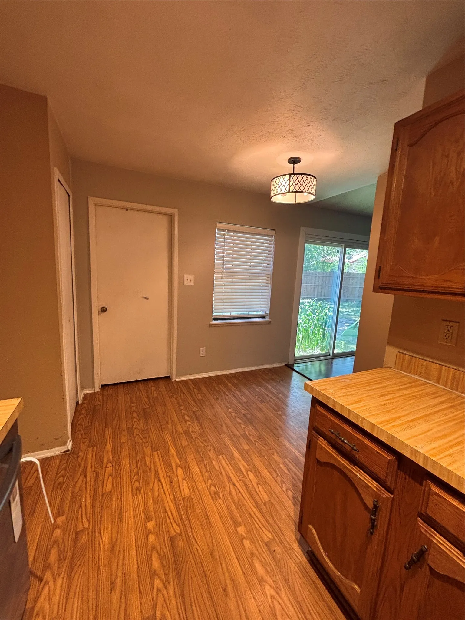 Single Family Residence For Sale in Dallas County , 7402 Red Osier Road, Dallas, Texas 75249, 3 Bedroom, 2 Bathroom, 2 Garage spaces, 1,670 Sqft, built in 1982, mls#21364461, Real Estate Agent in Dallas, Homes For Sale in Dallas county, Homes For Sale in Dallas, Realtor in Dallas Texas, Real Estate Brokerage Independent Realty Texas, Luminita Cordes Realtor