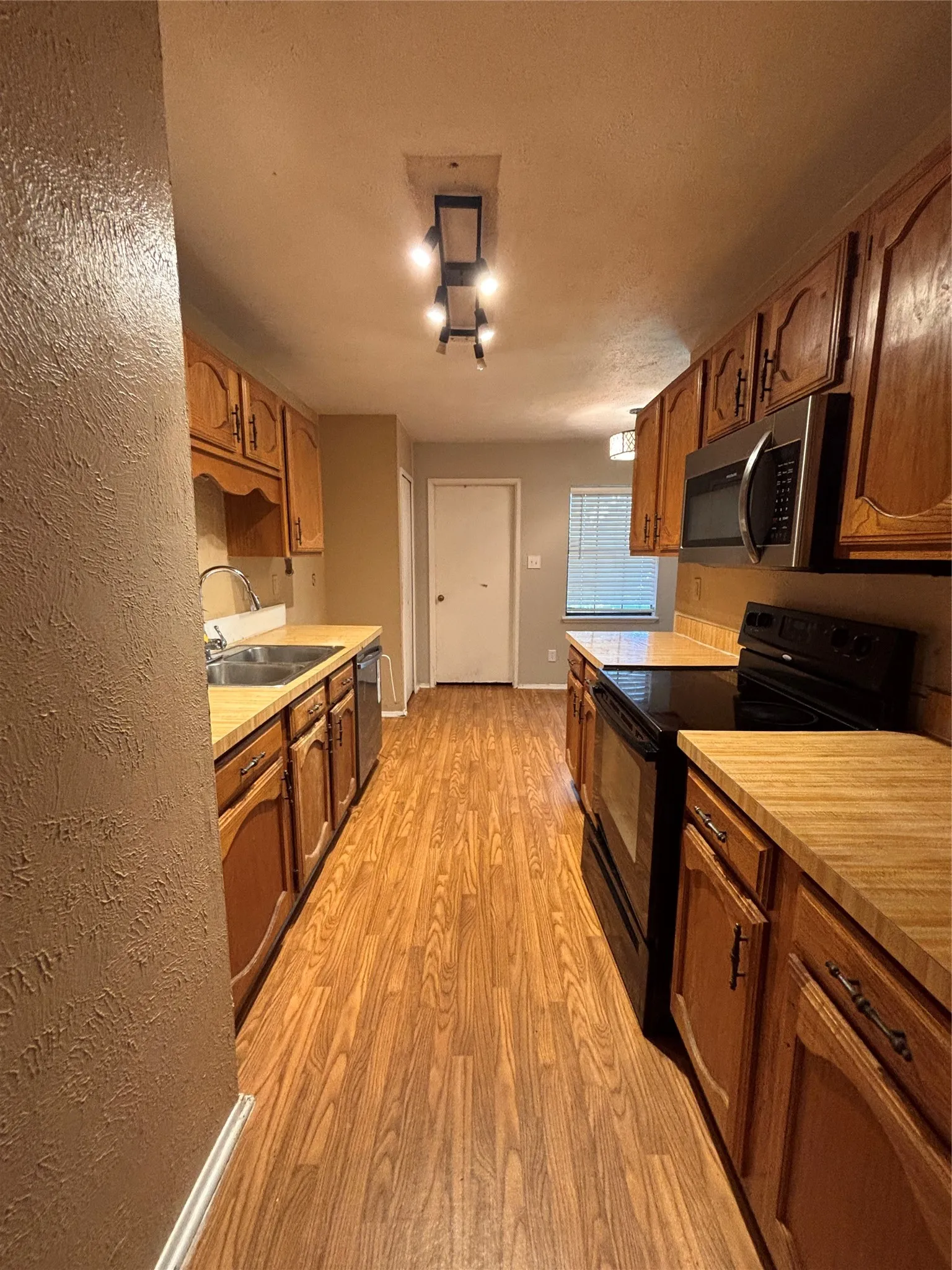 Single Family Residence For Sale in Dallas County , 7402 Red Osier Road, Dallas, Texas 75249, 3 Bedroom, 2 Bathroom, 2 Garage spaces, 1,670 Sqft, built in 1982, mls#21364461, Real Estate Agent in Dallas, Homes For Sale in Dallas county, Homes For Sale in Dallas, Realtor in Dallas Texas, Real Estate Brokerage Independent Realty Texas, Luminita Cordes Realtor