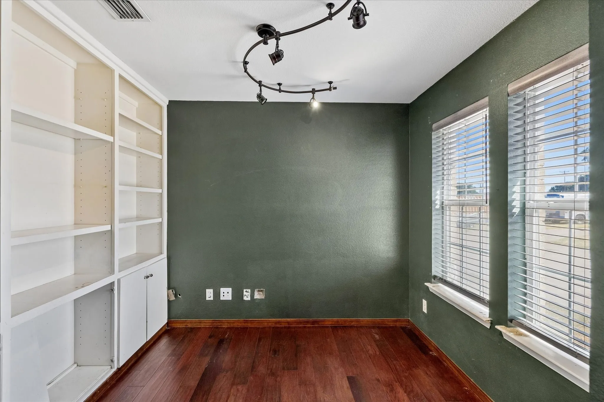 Single Family Residence For Sale in Tarrant County , 3750 Kennedale New Hope Road, Kennedale, Texas 76060, 4 Bedroom, 2 Bathroom, 4 Garage spaces, 2,598 Sqft, built in 1995, mls#21364995, Real Estate Agent in Kennedale, Homes For Sale in Tarrant county, Homes For Sale in Kennedale, Realtor in Kennedale Texas, Real Estate Brokerage Independent Realty Texas, Luminita Cordes Realtor