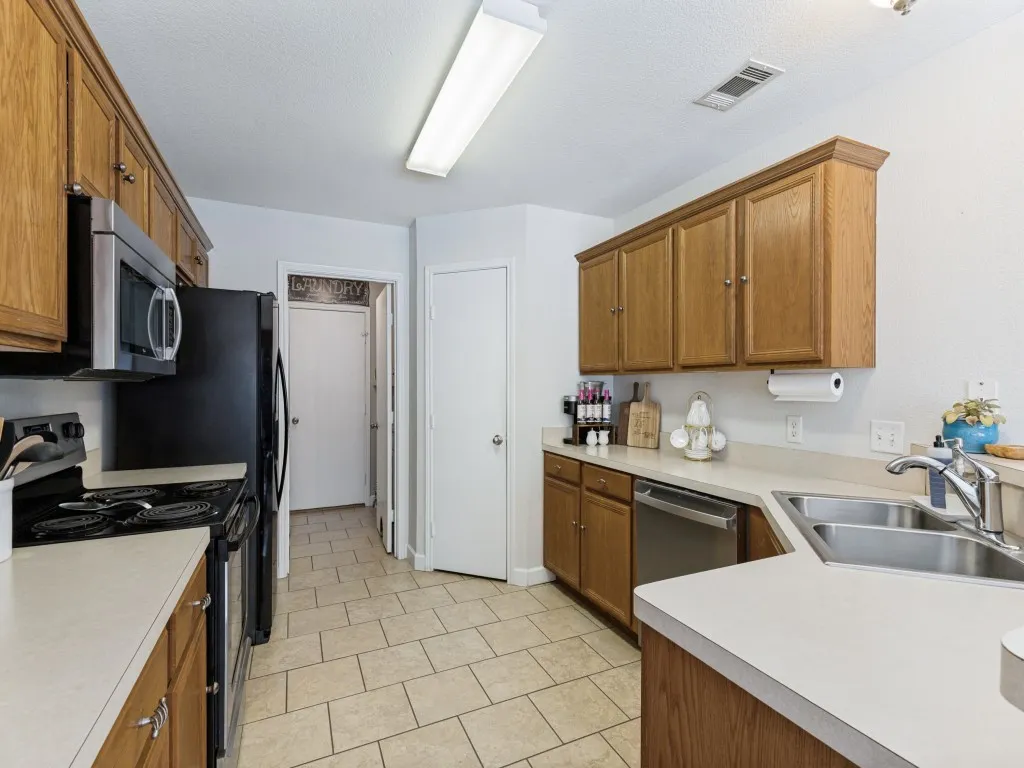 Single Family Residence For Sale in Tarrant County , 420 Marsha Street, Saginaw, Texas 76179, 3 Bedroom, 2 Bathroom, 2 Garage spaces, 1,633 Sqft, built in 2003, mls#21365710, Real Estate Agent in Saginaw, Homes For Sale in Tarrant county, Homes For Sale in Saginaw, Realtor in Saginaw Texas, Real Estate Brokerage Independent Realty Texas, Luminita Cordes Realtor