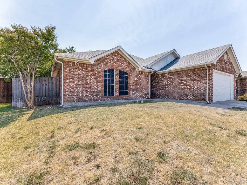 Single Family Residence For Sale in Tarrant County , 420 Marsha Street, Saginaw, Texas 76179, 3 Bedroom, 2 Bathroom, 2 Garage spaces, 1,633 Sqft, built in 2003, mls#21365710, Real Estate Agent in Saginaw, Homes For Sale in Tarrant county, Homes For Sale in Saginaw, Realtor in Saginaw Texas, Real Estate Brokerage Independent Realty Texas, Luminita Cordes Realtor