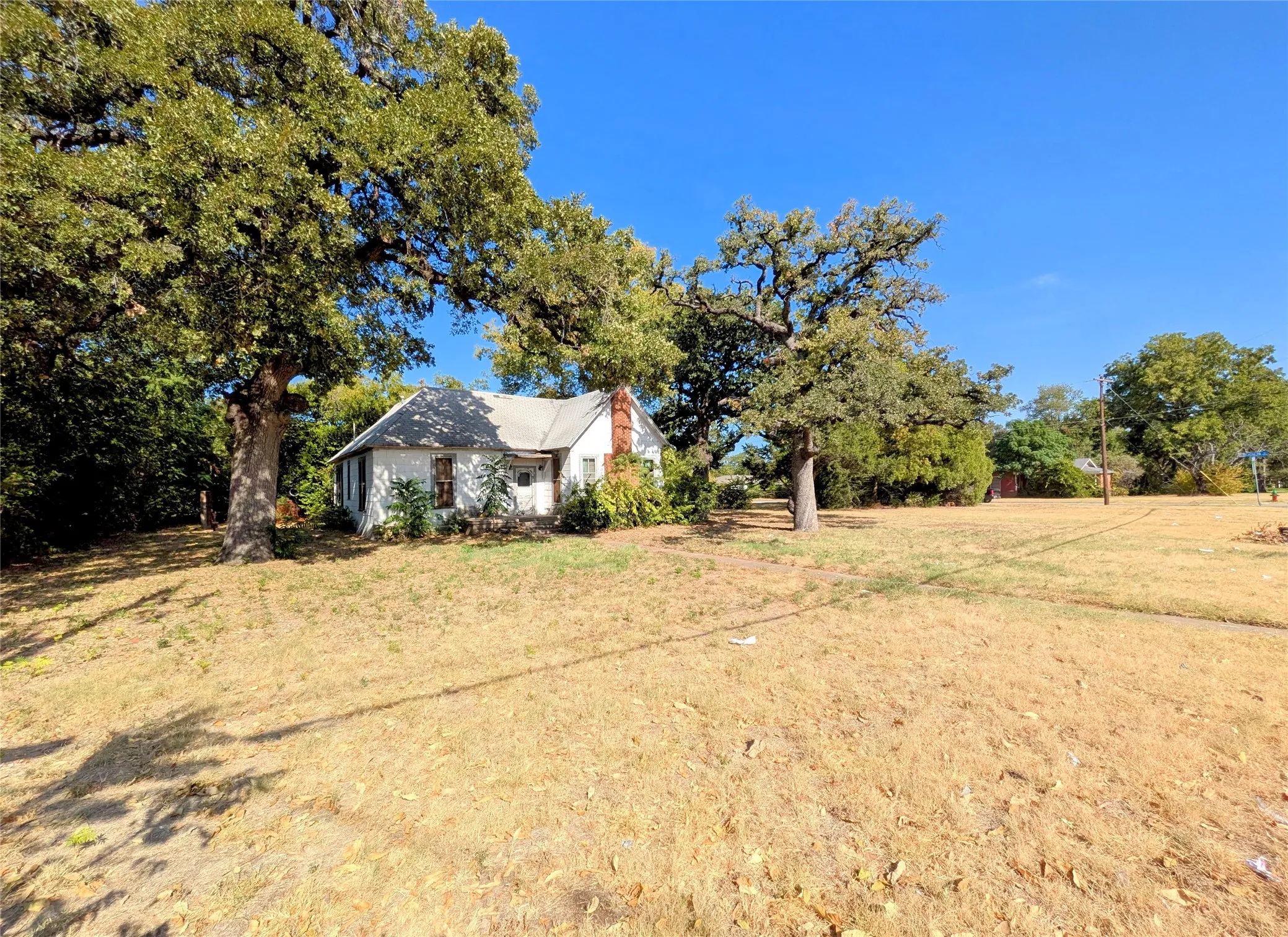 Single Family Residence For Sale in Tarrant County , 1723 Haltom Road, Haltom City, Texas 76117, 3 Bedroom, 1 Bathroom, 2 Garage spaces, 1,648 Sqft, built in 1928, mls#21365150, Real Estate Agent in Haltom City, Homes For Sale in Tarrant county, Homes For Sale in Haltom City, Realtor in Haltom City Texas, Real Estate Brokerage Independent Realty Texas, Luminita Cordes Realtor