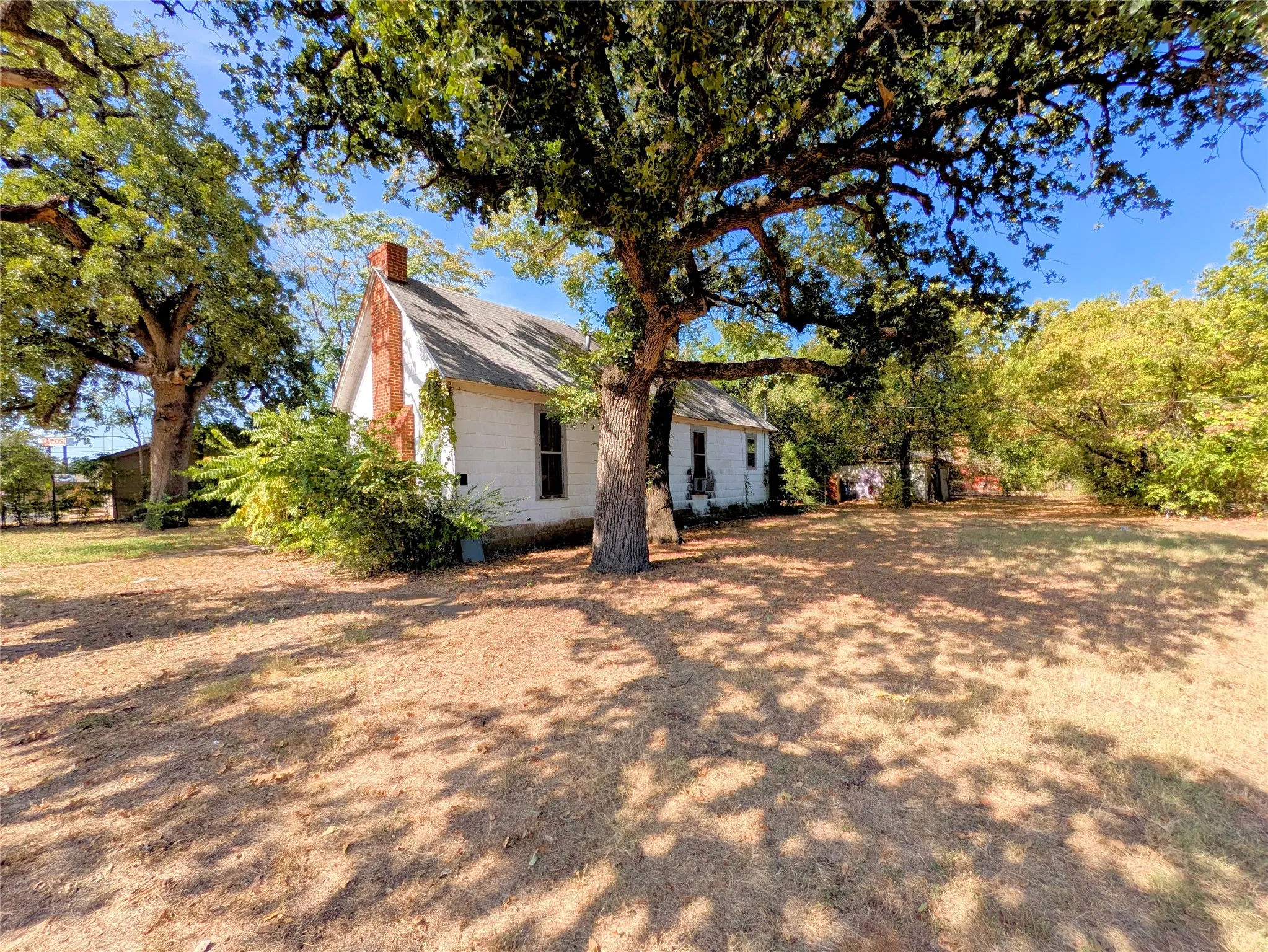 Single Family Residence For Sale in Tarrant County , 1723 Haltom Road, Haltom City, Texas 76117, 3 Bedroom, 1 Bathroom, 2 Garage spaces, 1,648 Sqft, built in 1928, mls#21365150, Real Estate Agent in Haltom City, Homes For Sale in Tarrant county, Homes For Sale in Haltom City, Realtor in Haltom City Texas, Real Estate Brokerage Independent Realty Texas, Luminita Cordes Realtor