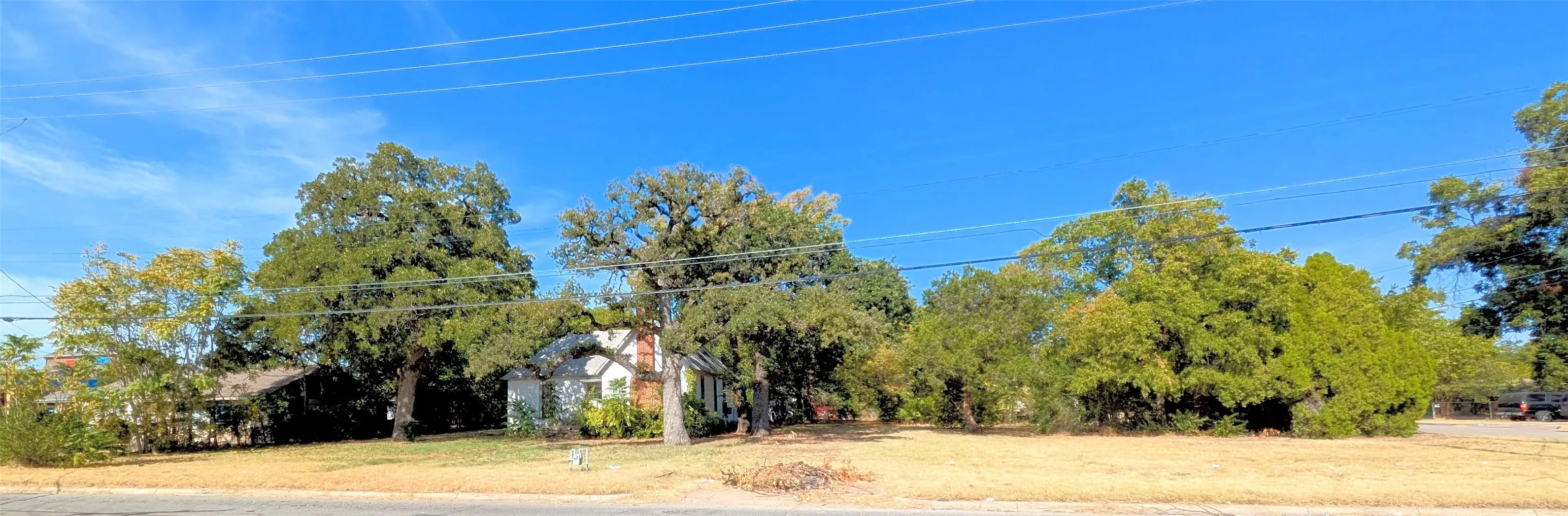 Single Family Residence For Sale in Tarrant County , 1723 Haltom Road, Haltom City, Texas 76117, 3 Bedroom, 1 Bathroom, 2 Garage spaces, 1,648 Sqft, built in 1928, mls#21365150, Real Estate Agent in Haltom City, Homes For Sale in Tarrant county, Homes For Sale in Haltom City, Realtor in Haltom City Texas, Real Estate Brokerage Independent Realty Texas, Luminita Cordes Realtor