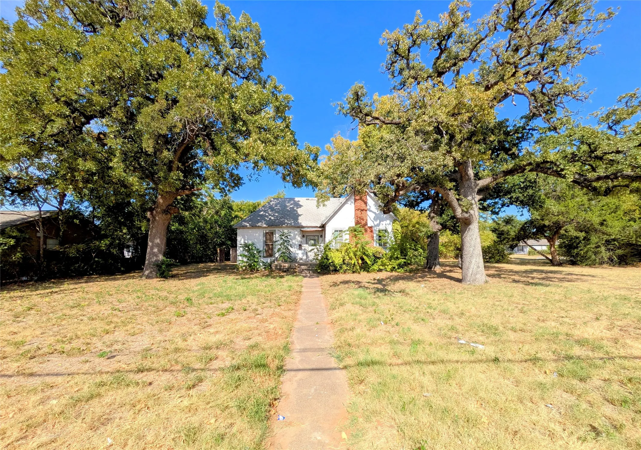 Single Family Residence For Sale in Tarrant County , 1723 Haltom Road, Haltom City, Texas 76117, 3 Bedroom, 1 Bathroom, 2 Garage spaces, 1,648 Sqft, built in 1928, mls#21365150, Real Estate Agent in Haltom City, Homes For Sale in Tarrant county, Homes For Sale in Haltom City, Realtor in Haltom City Texas, Real Estate Brokerage Independent Realty Texas, Luminita Cordes Realtor