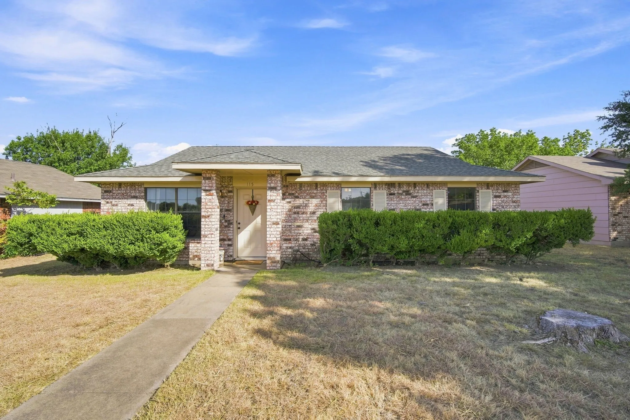 Single Family Residence For Sale in Ellis County , 115 Solon Road, Waxahachie, Texas 75165, 3 Bedroom, 2 Bathroom, Garage spaces, 1,125 Sqft, built in 1986, mls#21365706, Real Estate Agent in Waxahachie, Homes For Sale in Ellis county, Homes For Sale in Waxahachie, Realtor in Waxahachie Texas, Real Estate Brokerage Independent Realty Texas, Luminita Cordes Realtor