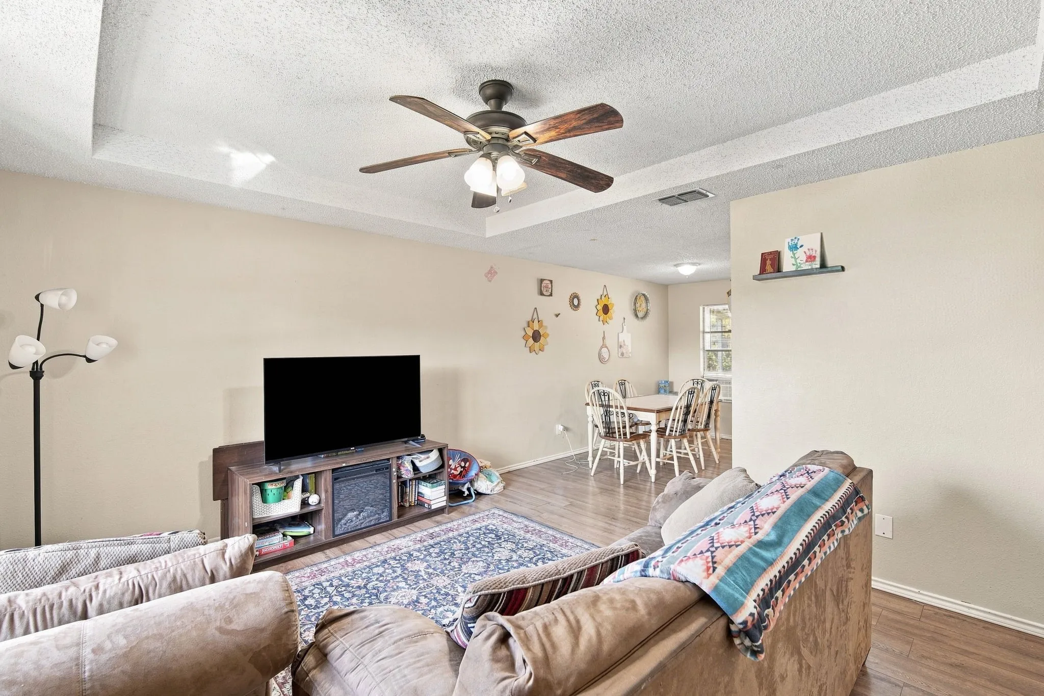 Single Family Residence For Sale in Ellis County , 115 Solon Road, Waxahachie, Texas 75165, 3 Bedroom, 2 Bathroom, Garage spaces, 1,125 Sqft, built in 1986, mls#21365706, Real Estate Agent in Waxahachie, Homes For Sale in Ellis county, Homes For Sale in Waxahachie, Realtor in Waxahachie Texas, Real Estate Brokerage Independent Realty Texas, Luminita Cordes Realtor