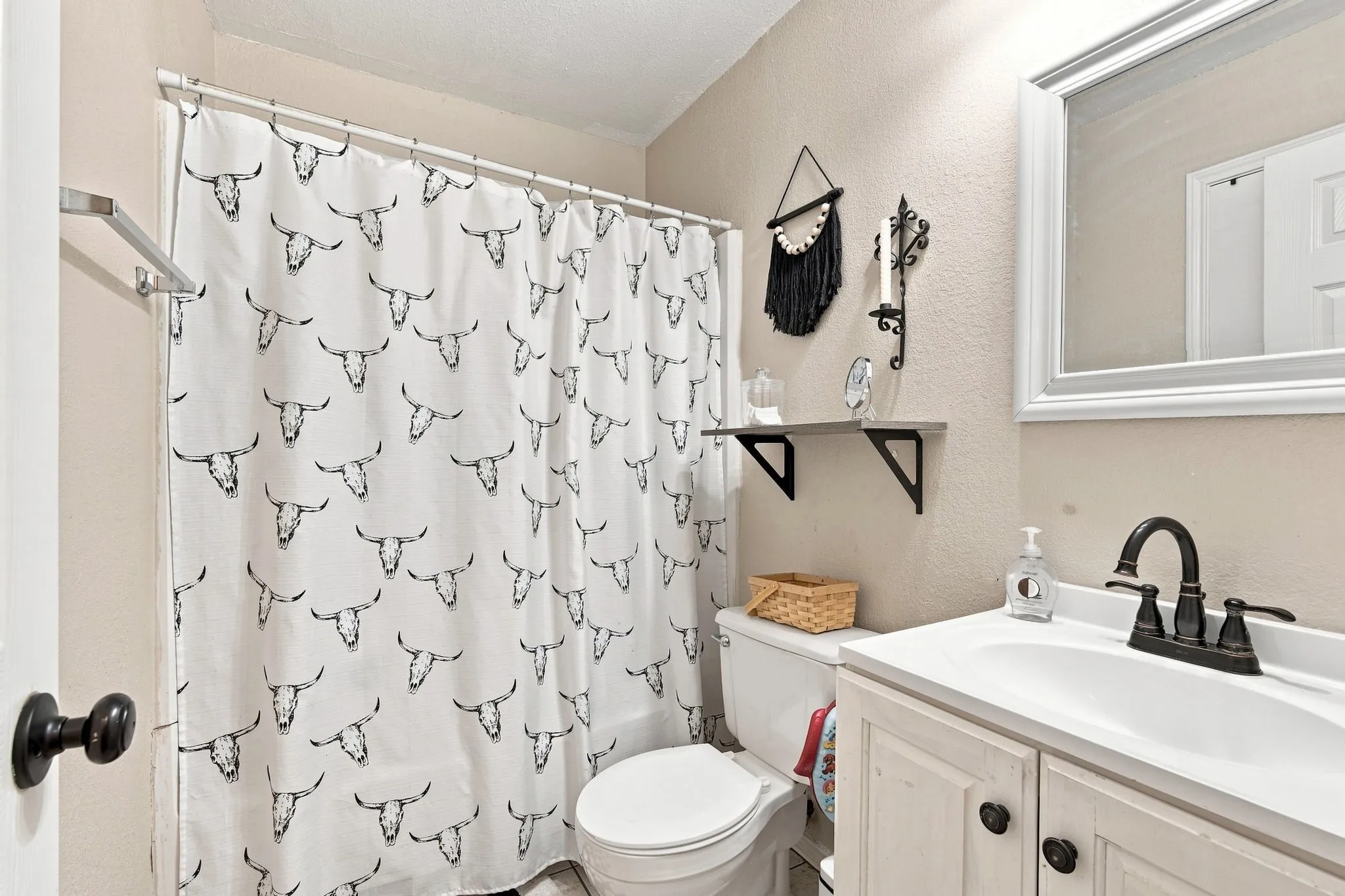 Single Family Residence For Sale in Ellis County , 115 Solon Road, Waxahachie, Texas 75165, 3 Bedroom, 2 Bathroom, Garage spaces, 1,125 Sqft, built in 1986, mls#21365706, Real Estate Agent in Waxahachie, Homes For Sale in Ellis county, Homes For Sale in Waxahachie, Realtor in Waxahachie Texas, Real Estate Brokerage Independent Realty Texas, Luminita Cordes Realtor