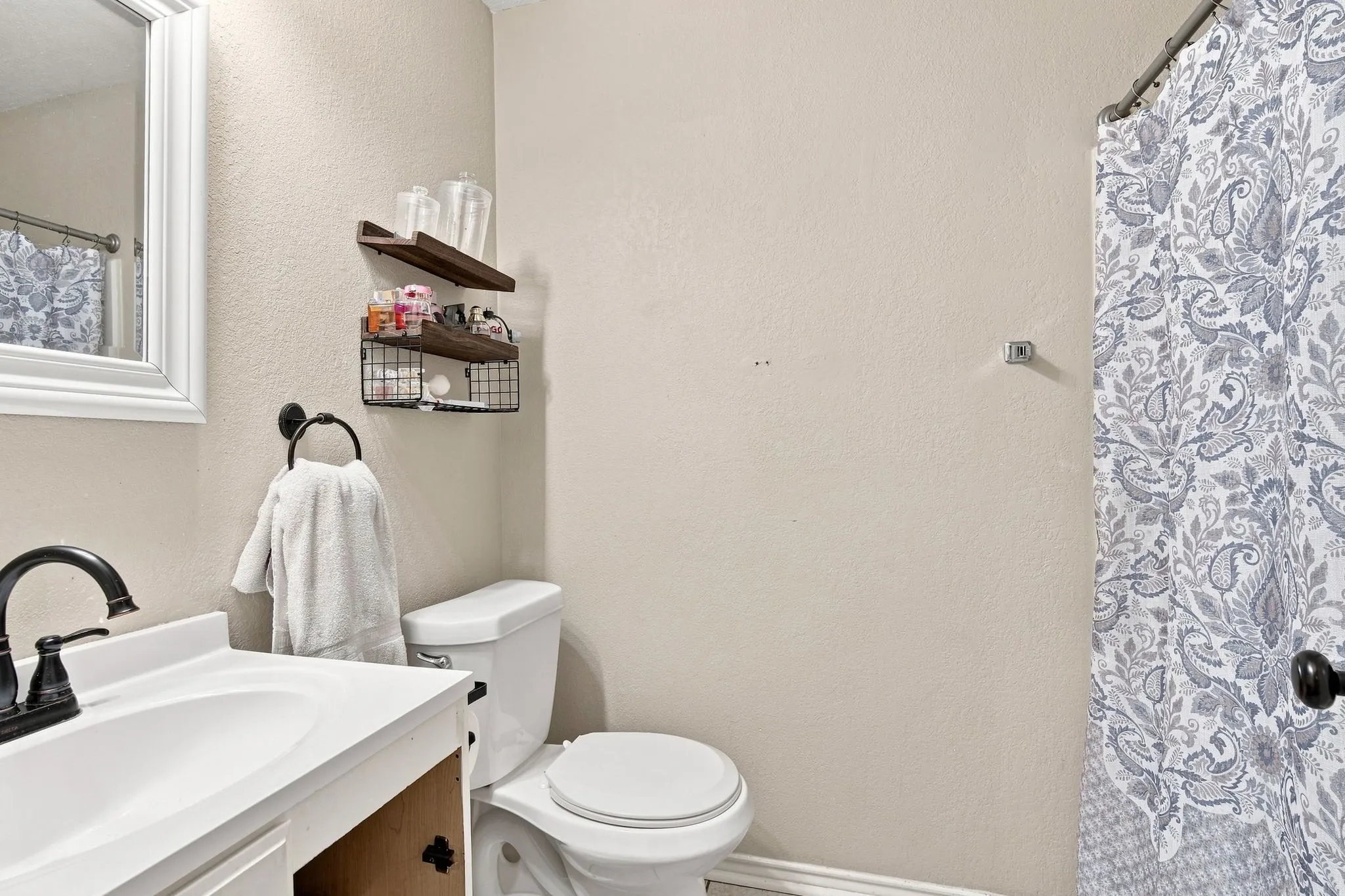 Single Family Residence For Sale in Ellis County , 115 Solon Road, Waxahachie, Texas 75165, 3 Bedroom, 2 Bathroom, Garage spaces, 1,125 Sqft, built in 1986, mls#21365706, Real Estate Agent in Waxahachie, Homes For Sale in Ellis county, Homes For Sale in Waxahachie, Realtor in Waxahachie Texas, Real Estate Brokerage Independent Realty Texas, Luminita Cordes Realtor