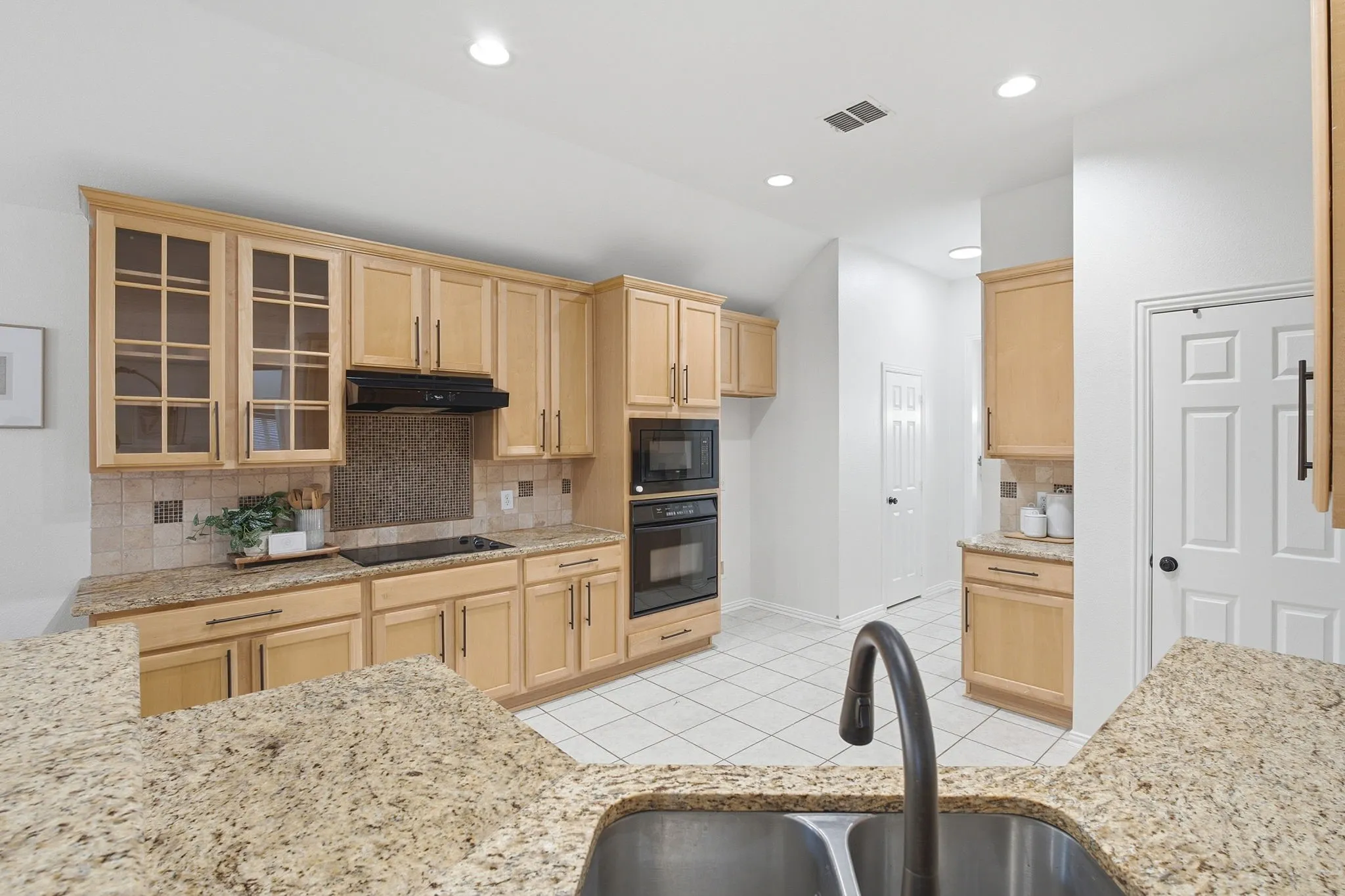 Single Family Residence For Sale in Denton County , 5533 Glenview Lane, The Colony, Texas 75056, 4 Bedroom, 2 Bathroom, 2 Garage spaces, 2,678 Sqft, built in 2001, mls#21364480, Real Estate Agent in The Colony, Homes For Sale in Denton county, Homes For Sale in The Colony, Realtor in The Colony Texas, Real Estate Brokerage Independent Realty Texas, Luminita Cordes Realtor