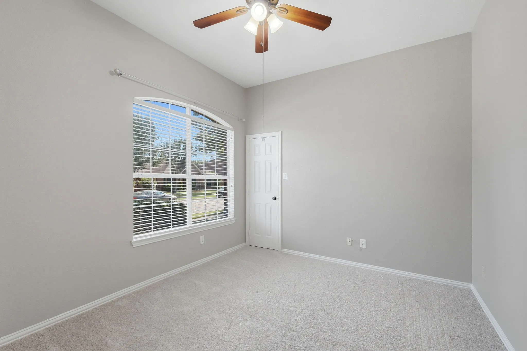 Single Family Residence For Sale in Denton County , 5533 Glenview Lane, The Colony, Texas 75056, 4 Bedroom, 2 Bathroom, 2 Garage spaces, 2,678 Sqft, built in 2001, mls#21364480, Real Estate Agent in The Colony, Homes For Sale in Denton county, Homes For Sale in The Colony, Realtor in The Colony Texas, Real Estate Brokerage Independent Realty Texas, Luminita Cordes Realtor