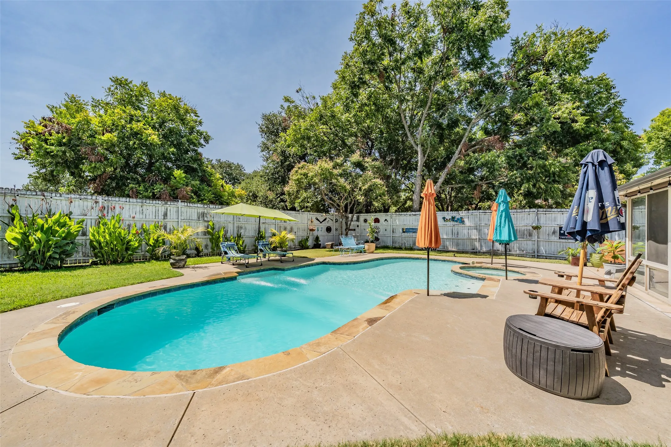 Freeform swimming pool with integrated spa