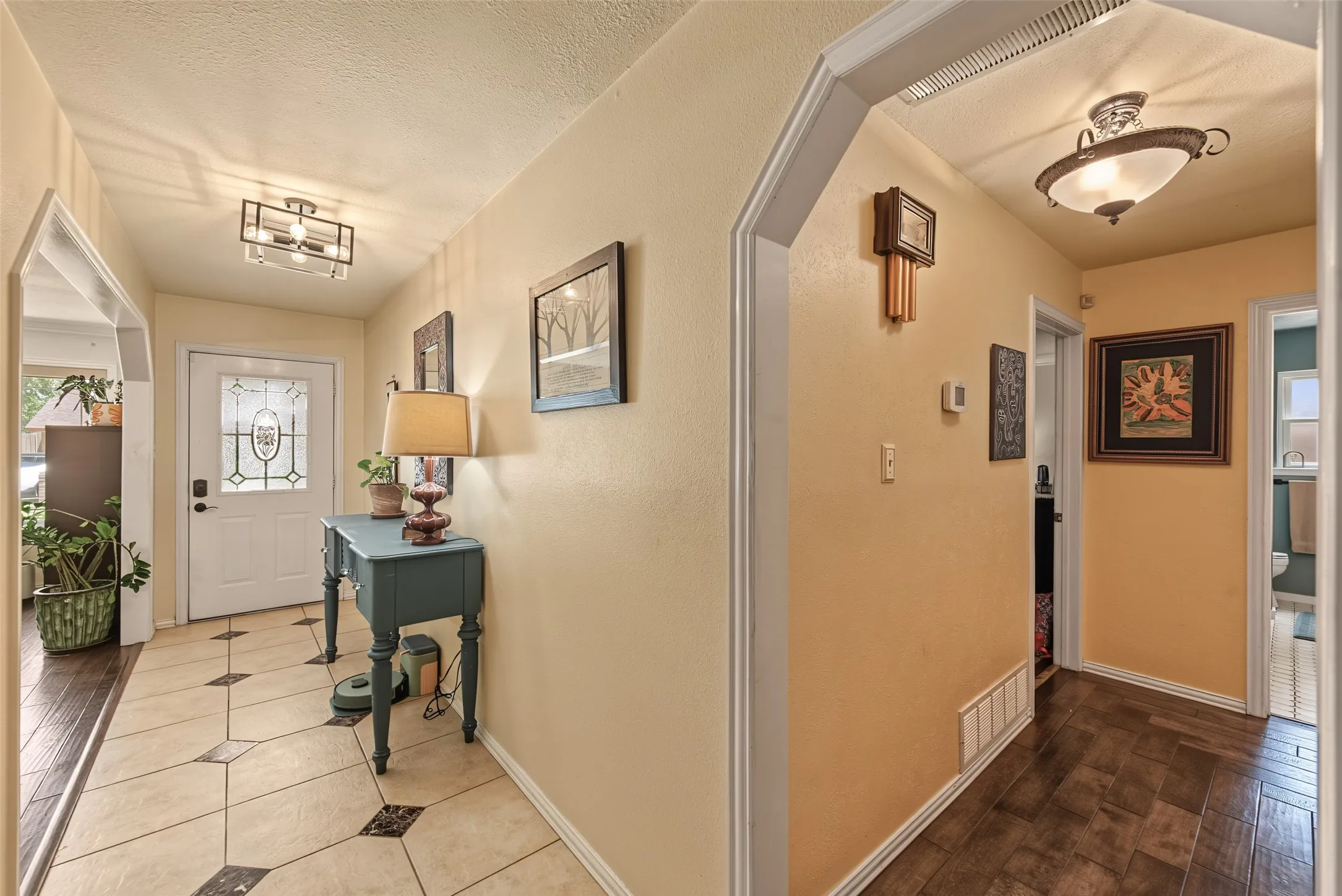 Single Family Residence For Sale in Tarrant County , 2512 Glassboro Circle, Arlington, Texas 76015, 4 Bedroom, 2 Bathroom, 2 Garage spaces, 2,634 Sqft, built in 1976, mls#21365308, Real Estate Agent in Arlington, Homes For Sale in Tarrant county, Homes For Sale in Arlington, Realtor in Arlington Texas, Real Estate Brokerage Independent Realty Texas, Luminita Cordes Realtor