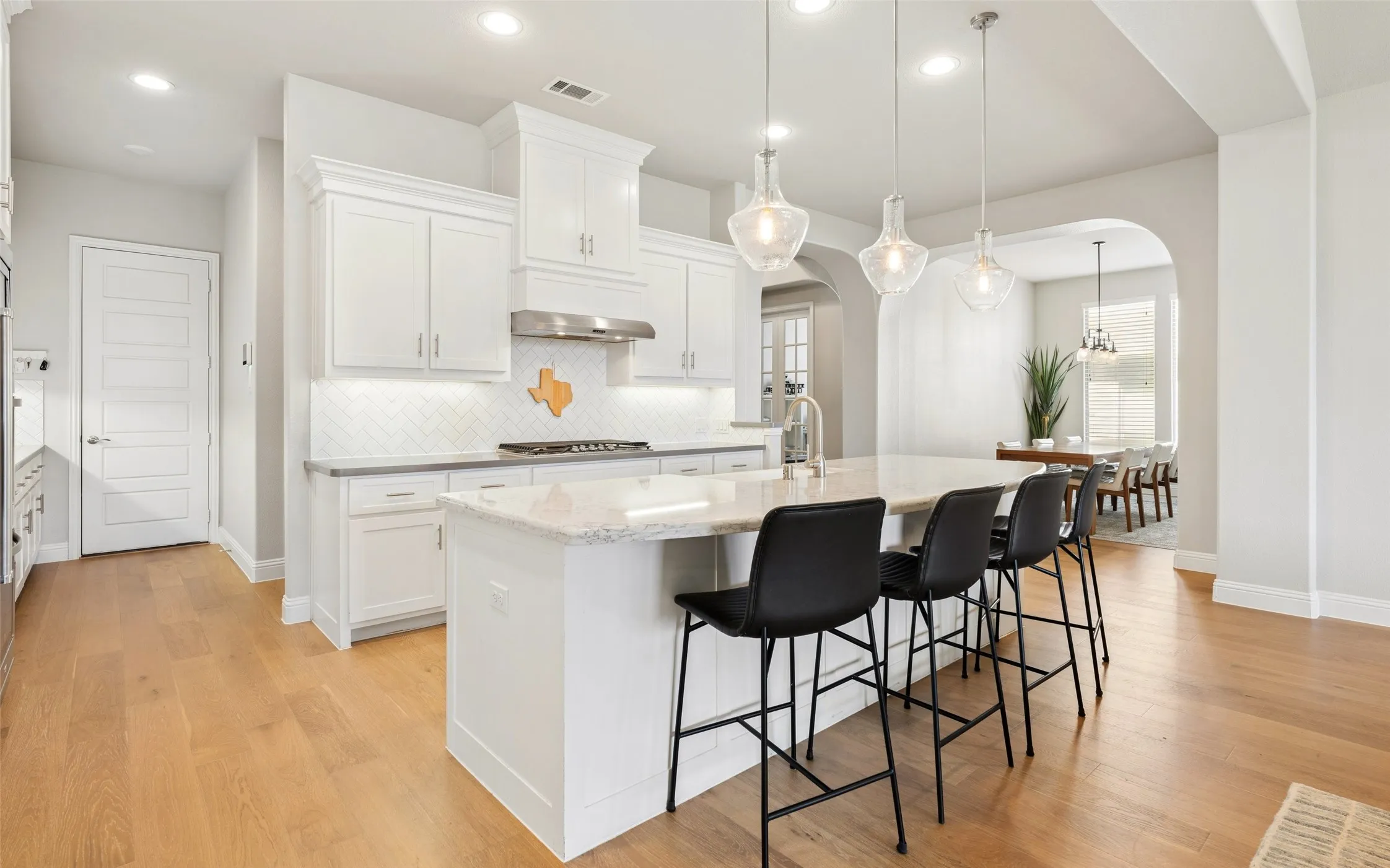 Single Family Residence For Sale in Denton County , 1116 Broadmoor Way, Roanoke, Texas 76262, 4 Bedroom, 3 Bathroom, 3 Garage spaces, 3,406 Sqft, built in 2017, mls#21364335, Real Estate Agent in Roanoke, Homes For Sale in Denton county, Homes For Sale in Roanoke, Realtor in Roanoke Texas, Real Estate Brokerage Independent Realty Texas, Luminita Cordes Realtor