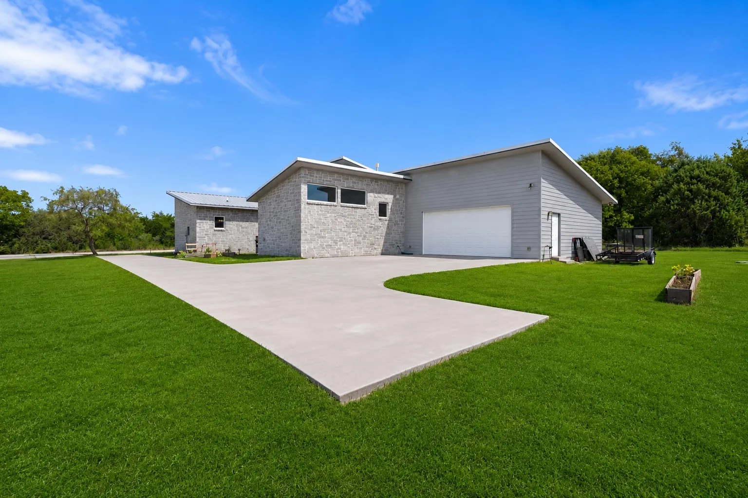 Single Family Residence For Sale in Hill County , 36067 Cedar Ridge Drive, Whitney, Texas 76692, 3 Bedroom, 3 Bathroom, 2 Garage spaces, 2,350 Sqft, built in 2020, mls#21363697, Real Estate Agent in Whitney, Homes For Sale in Hill county, Homes For Sale in Whitney, Realtor in Whitney Texas, Real Estate Brokerage Independent Realty Texas, Luminita Cordes Realtor