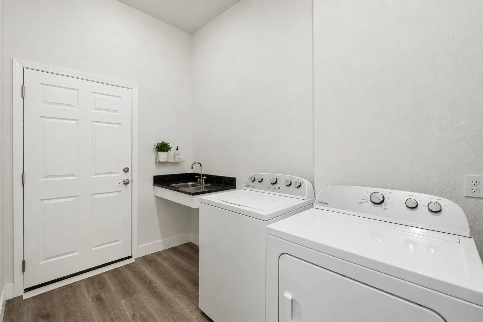 Single Family Residence For Sale in Hill County , 36067 Cedar Ridge Drive, Whitney, Texas 76692, 3 Bedroom, 3 Bathroom, 2 Garage spaces, 2,350 Sqft, built in 2020, mls#21363697, Real Estate Agent in Whitney, Homes For Sale in Hill county, Homes For Sale in Whitney, Realtor in Whitney Texas, Real Estate Brokerage Independent Realty Texas, Luminita Cordes Realtor