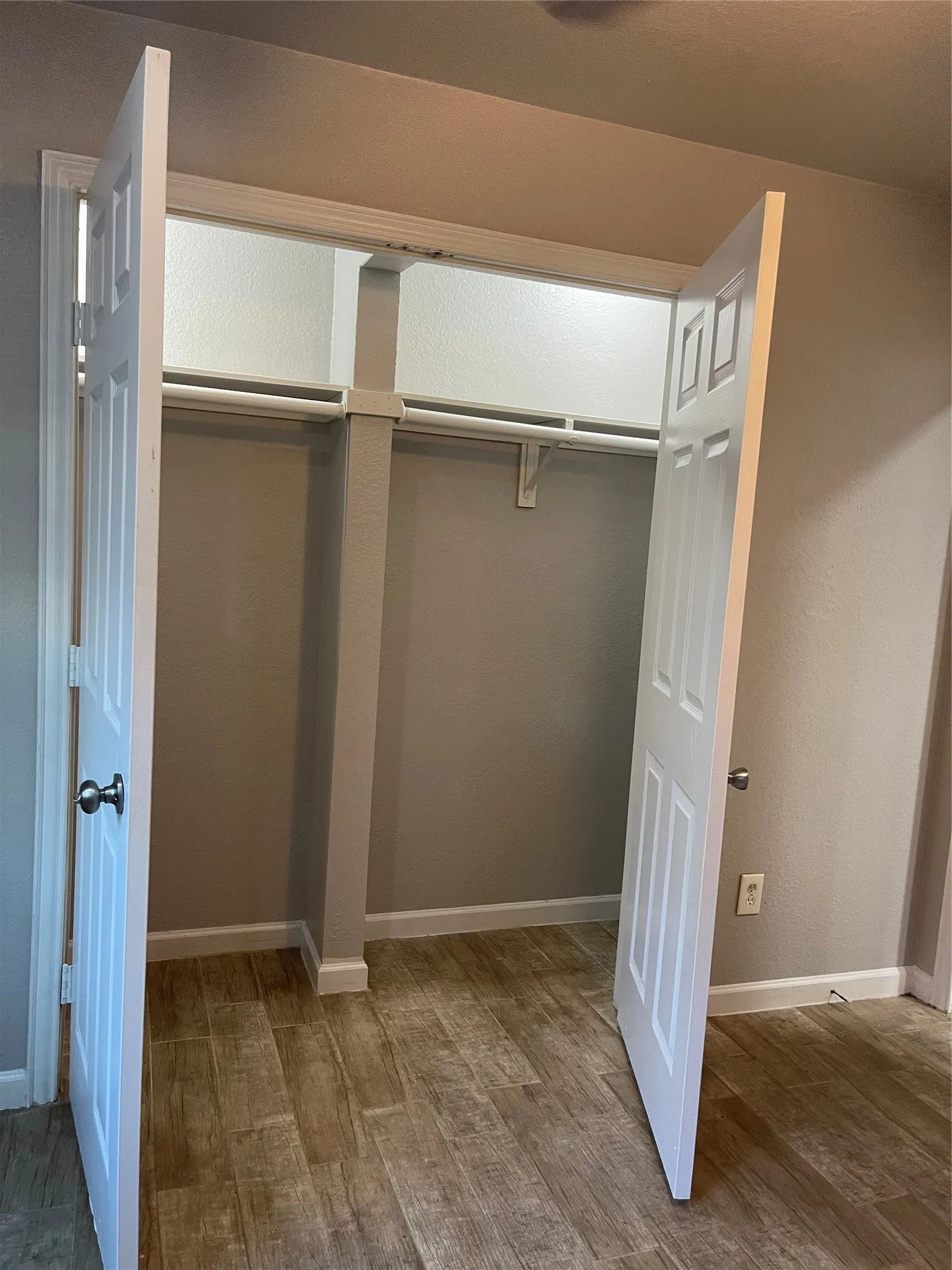 Single Family Residence For Sale in Tarrant County , 6912 Heritage Lane, Fort Worth, Texas 76134, 5 Bedroom, 2 Bathroom, 2 Garage spaces, 2,362 Sqft, built in 1959, mls#21364428, Real Estate Agent in Fort Worth, Homes For Sale in Tarrant county, Homes For Sale in Fort Worth, Realtor in Fort Worth Texas, Real Estate Brokerage Independent Realty Texas, Luminita Cordes Realtor