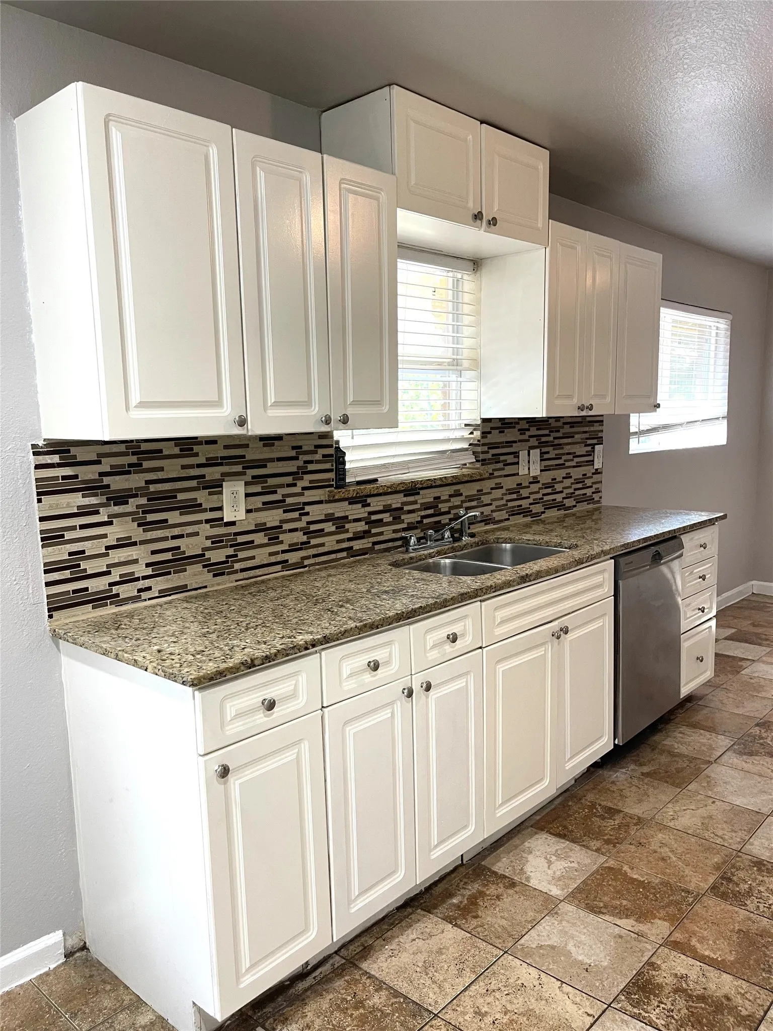 Single Family Residence For Sale in Tarrant County , 6912 Heritage Lane, Fort Worth, Texas 76134, 5 Bedroom, 2 Bathroom, 2 Garage spaces, 2,362 Sqft, built in 1959, mls#21364428, Real Estate Agent in Fort Worth, Homes For Sale in Tarrant county, Homes For Sale in Fort Worth, Realtor in Fort Worth Texas, Real Estate Brokerage Independent Realty Texas, Luminita Cordes Realtor
