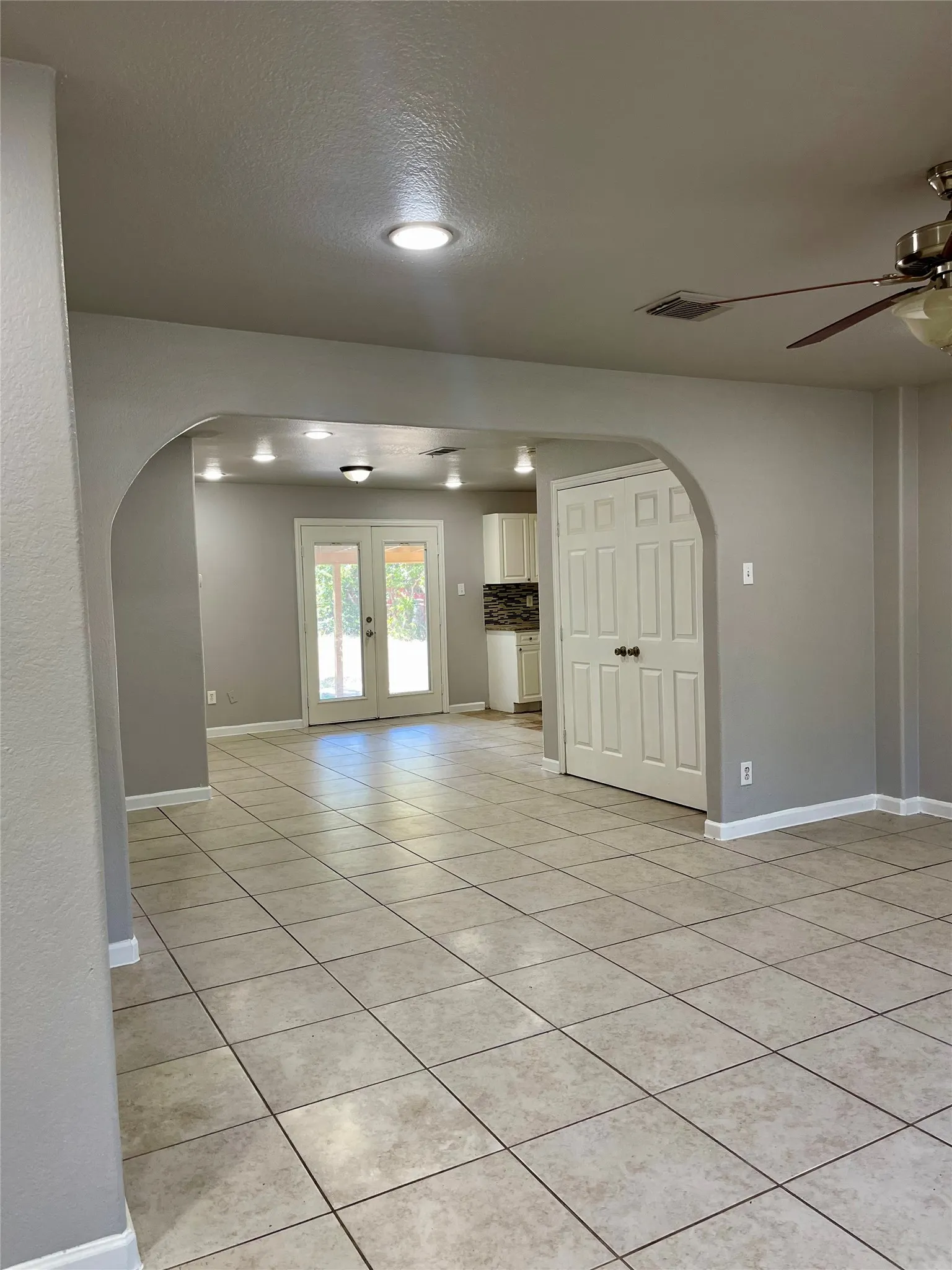 Single Family Residence For Sale in Tarrant County , 6912 Heritage Lane, Fort Worth, Texas 76134, 5 Bedroom, 2 Bathroom, 2 Garage spaces, 2,362 Sqft, built in 1959, mls#21364428, Real Estate Agent in Fort Worth, Homes For Sale in Tarrant county, Homes For Sale in Fort Worth, Realtor in Fort Worth Texas, Real Estate Brokerage Independent Realty Texas, Luminita Cordes Realtor