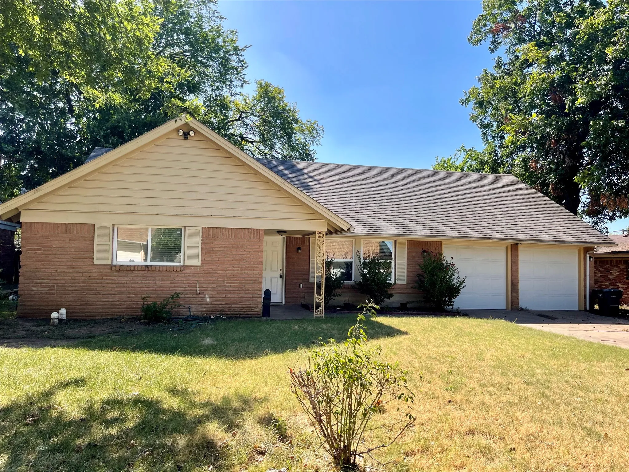 Single Family Residence For Sale in Tarrant County , 6912 Heritage Lane, Fort Worth, Texas 76134, 5 Bedroom, 2 Bathroom, 2 Garage spaces, 2,362 Sqft, built in 1959, mls#21364428, Real Estate Agent in Fort Worth, Homes For Sale in Tarrant county, Homes For Sale in Fort Worth, Realtor in Fort Worth Texas, Real Estate Brokerage Independent Realty Texas, Luminita Cordes Realtor