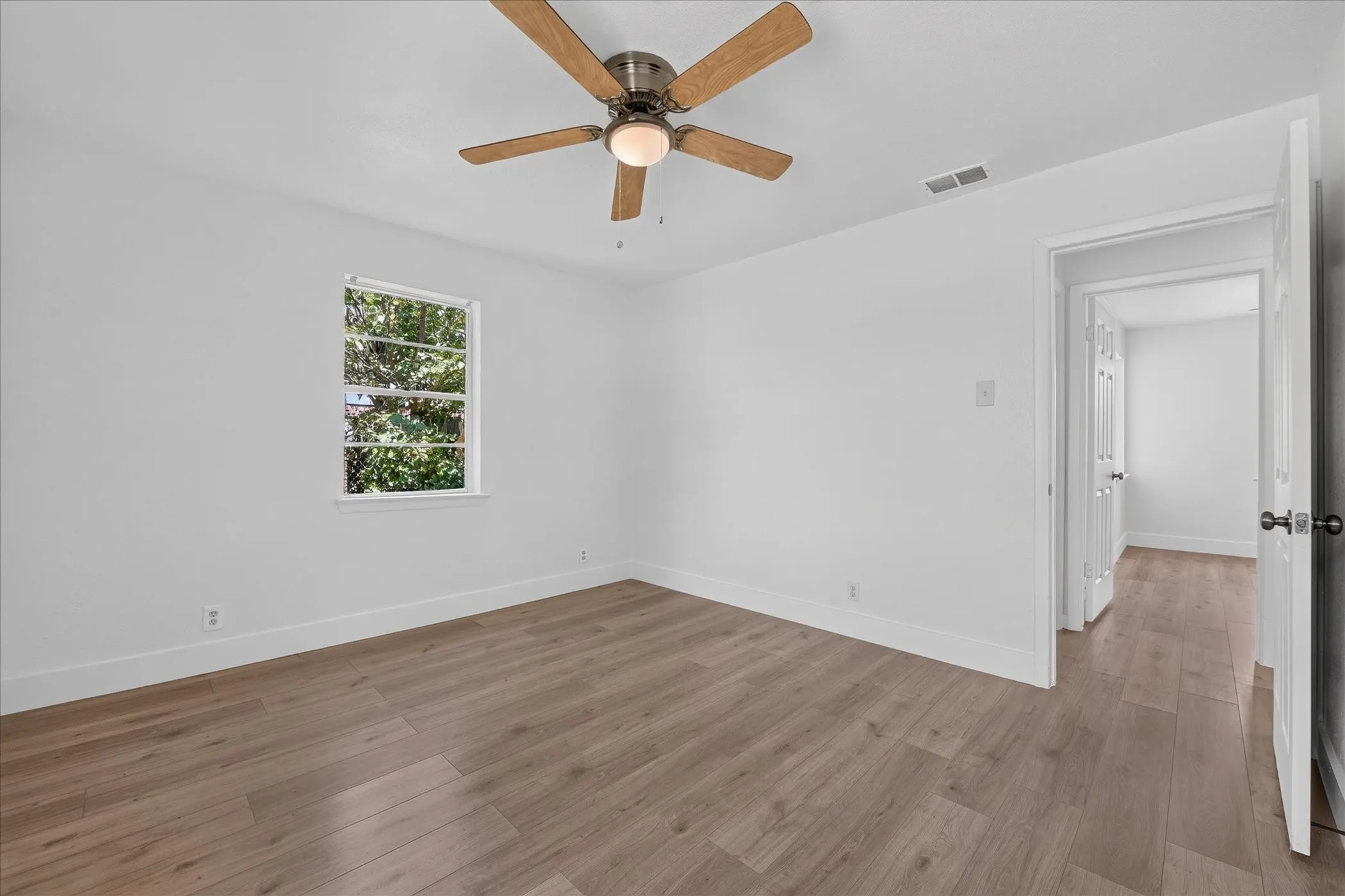 Single Family Residence For Sale in Dallas County , 2335 Loyce Drive, Mesquite, Texas 75149, 3 Bedroom, 1 Bathroom, Garage spaces, 1,219 Sqft, built in 1954, mls#21365681, Real Estate Agent in Mesquite, Homes For Sale in Dallas county, Homes For Sale in Mesquite, Realtor in Mesquite Texas, Real Estate Brokerage Independent Realty Texas, Luminita Cordes Realtor
