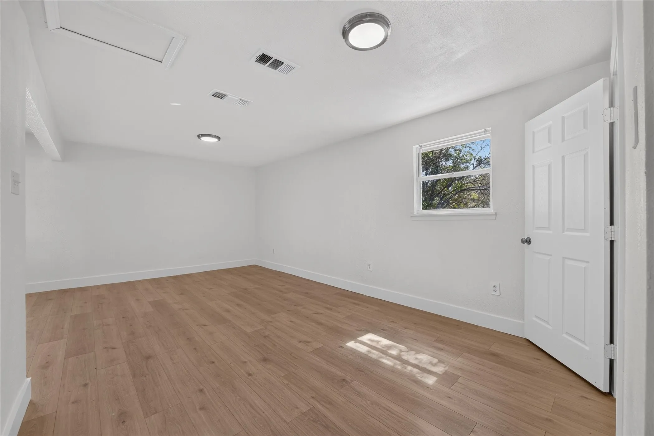 Single Family Residence For Sale in Dallas County , 2335 Loyce Drive, Mesquite, Texas 75149, 3 Bedroom, 1 Bathroom, Garage spaces, 1,219 Sqft, built in 1954, mls#21365681, Real Estate Agent in Mesquite, Homes For Sale in Dallas county, Homes For Sale in Mesquite, Realtor in Mesquite Texas, Real Estate Brokerage Independent Realty Texas, Luminita Cordes Realtor