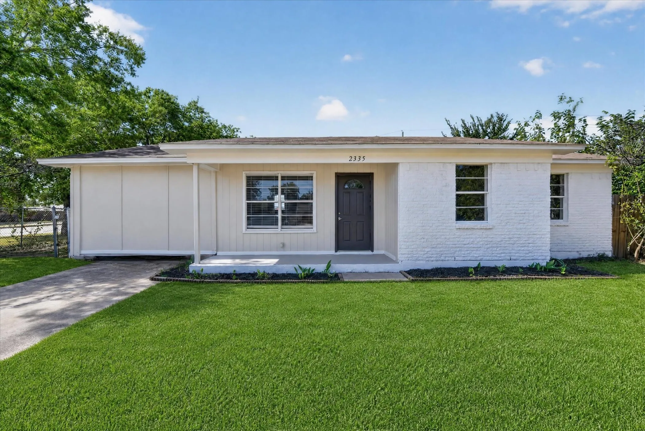 Single Family Residence For Sale in Dallas County , 2335 Loyce Drive, Mesquite, Texas 75149, 3 Bedroom, 1 Bathroom, Garage spaces, 1,219 Sqft, built in 1954, mls#21365681, Real Estate Agent in Mesquite, Homes For Sale in Dallas county, Homes For Sale in Mesquite, Realtor in Mesquite Texas, Real Estate Brokerage Independent Realty Texas, Luminita Cordes Realtor
