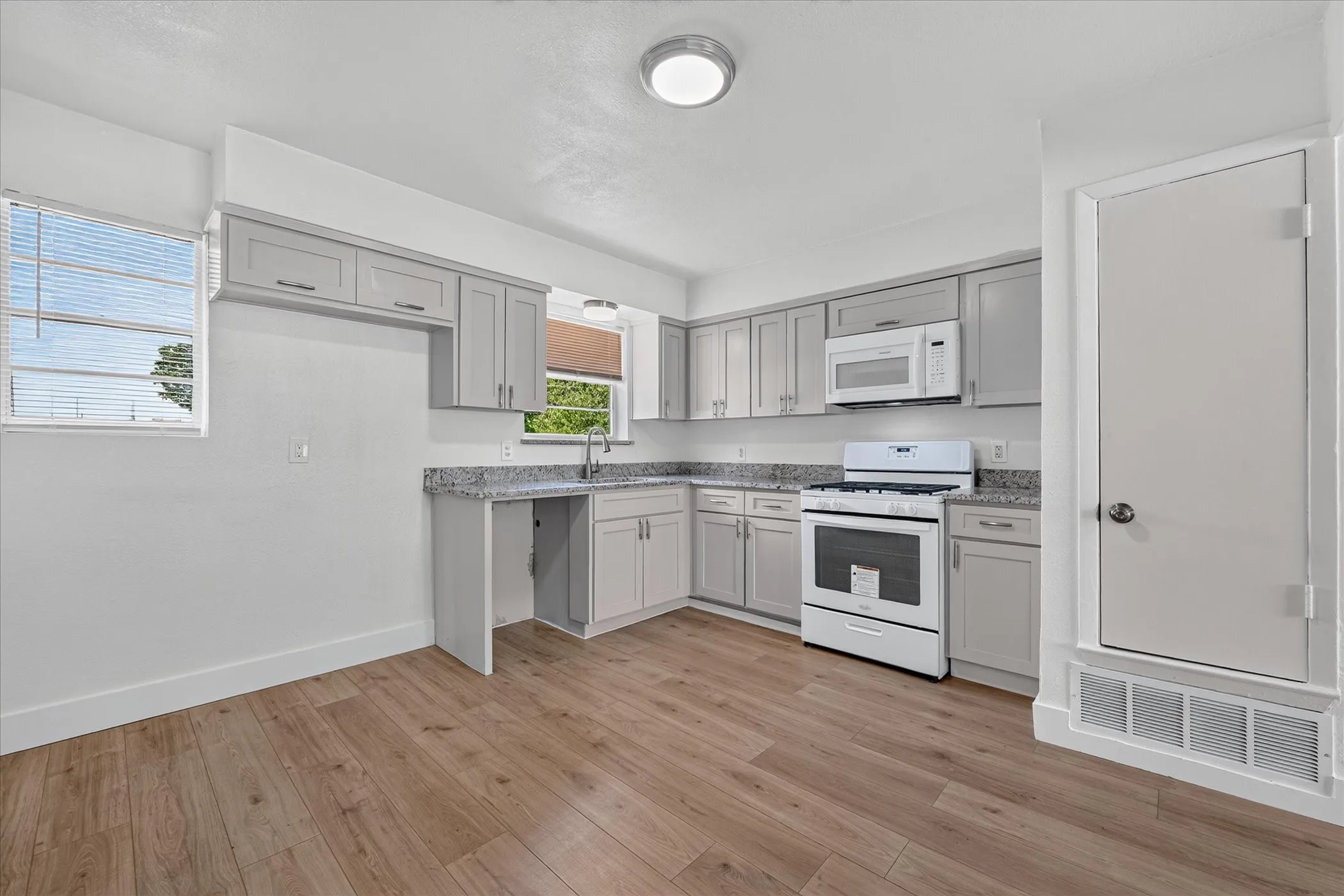 Single Family Residence For Sale in Dallas County , 2335 Loyce Drive, Mesquite, Texas 75149, 3 Bedroom, 1 Bathroom, Garage spaces, 1,219 Sqft, built in 1954, mls#21365681, Real Estate Agent in Mesquite, Homes For Sale in Dallas county, Homes For Sale in Mesquite, Realtor in Mesquite Texas, Real Estate Brokerage Independent Realty Texas, Luminita Cordes Realtor