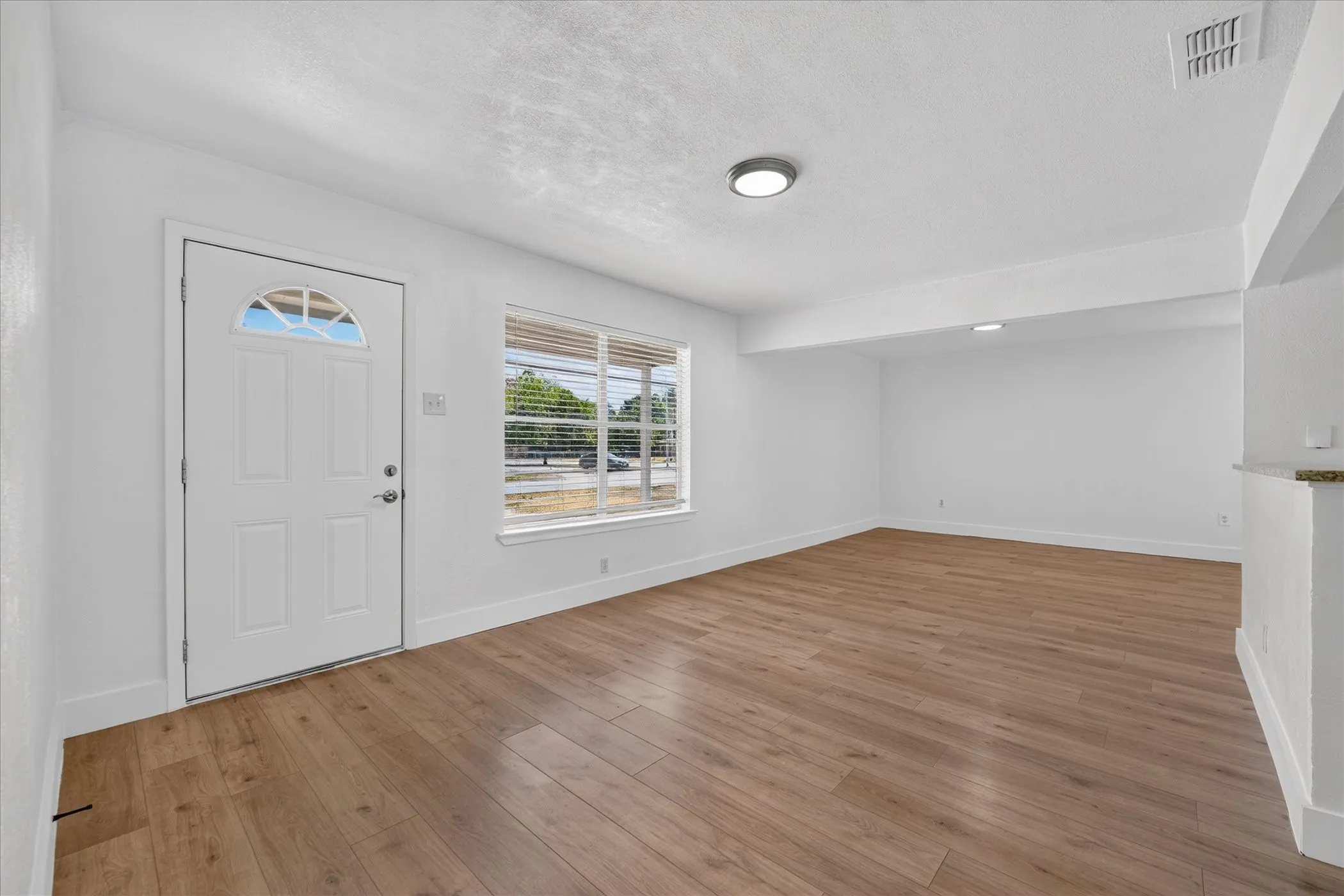 Single Family Residence For Sale in Dallas County , 2335 Loyce Drive, Mesquite, Texas 75149, 3 Bedroom, 1 Bathroom, Garage spaces, 1,219 Sqft, built in 1954, mls#21365681, Real Estate Agent in Mesquite, Homes For Sale in Dallas county, Homes For Sale in Mesquite, Realtor in Mesquite Texas, Real Estate Brokerage Independent Realty Texas, Luminita Cordes Realtor