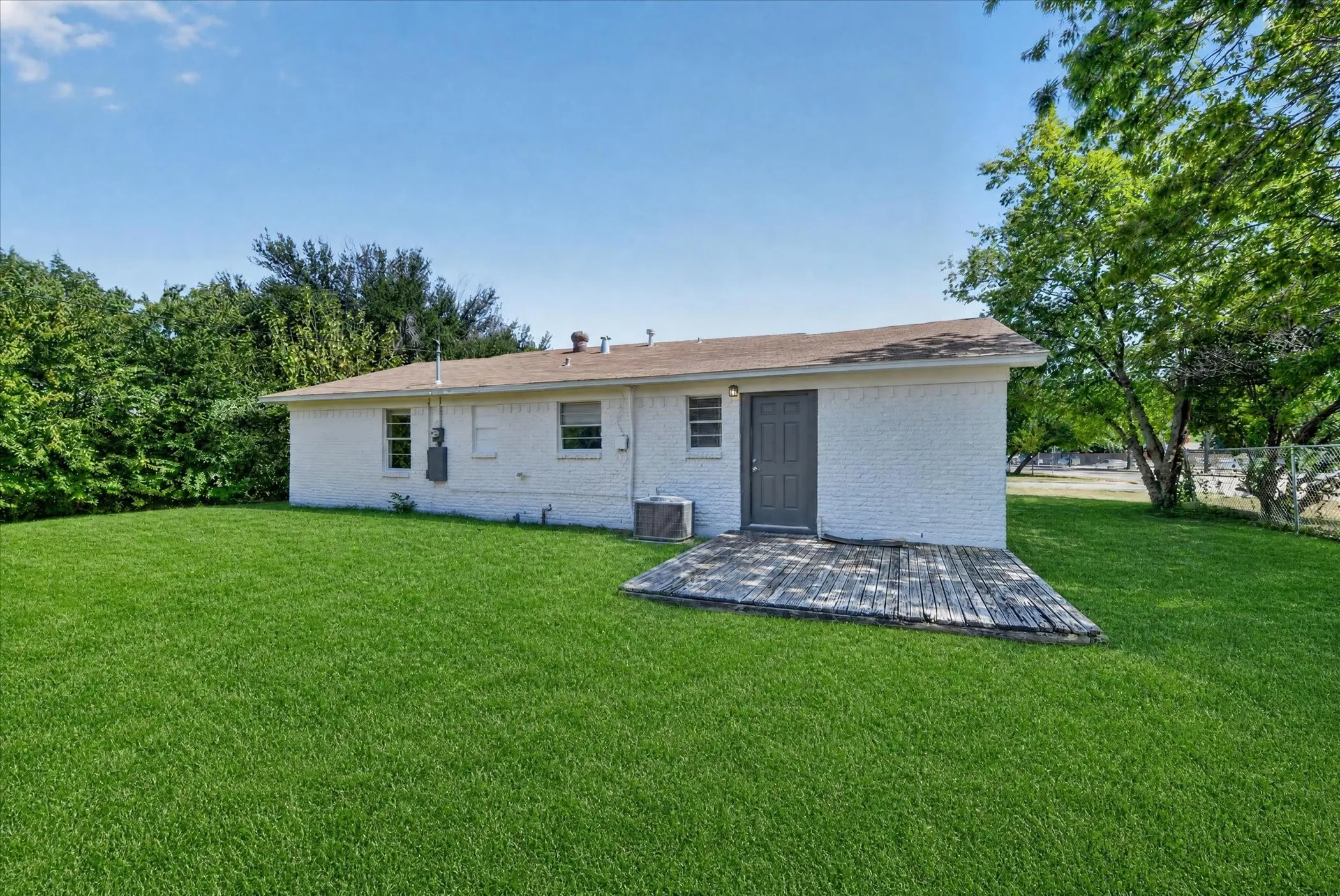 Single Family Residence For Sale in Dallas County , 2335 Loyce Drive, Mesquite, Texas 75149, 3 Bedroom, 1 Bathroom, Garage spaces, 1,219 Sqft, built in 1954, mls#21365681, Real Estate Agent in Mesquite, Homes For Sale in Dallas county, Homes For Sale in Mesquite, Realtor in Mesquite Texas, Real Estate Brokerage Independent Realty Texas, Luminita Cordes Realtor