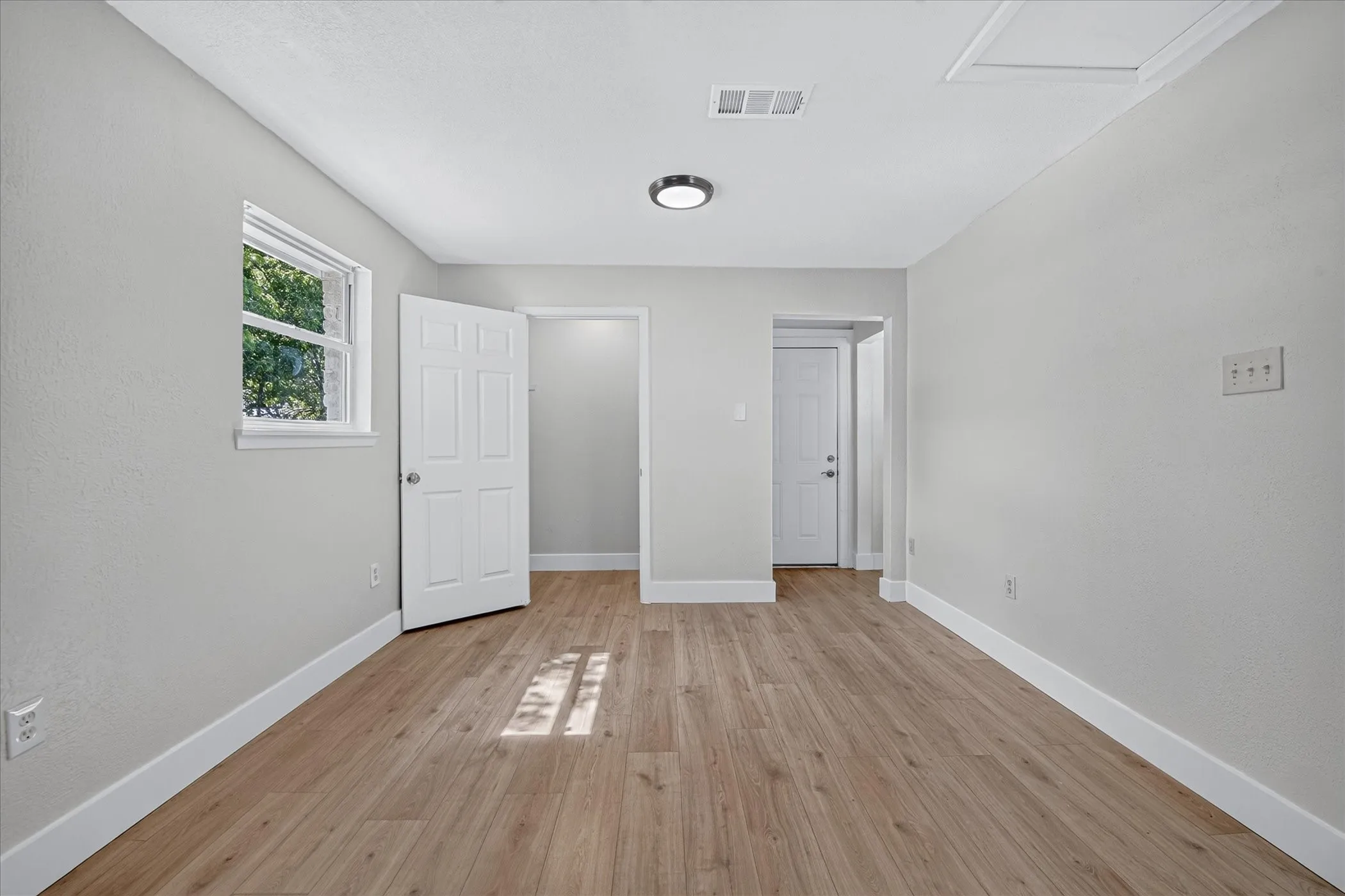 Single Family Residence For Sale in Dallas County , 2335 Loyce Drive, Mesquite, Texas 75149, 3 Bedroom, 1 Bathroom, Garage spaces, 1,219 Sqft, built in 1954, mls#21365681, Real Estate Agent in Mesquite, Homes For Sale in Dallas county, Homes For Sale in Mesquite, Realtor in Mesquite Texas, Real Estate Brokerage Independent Realty Texas, Luminita Cordes Realtor
