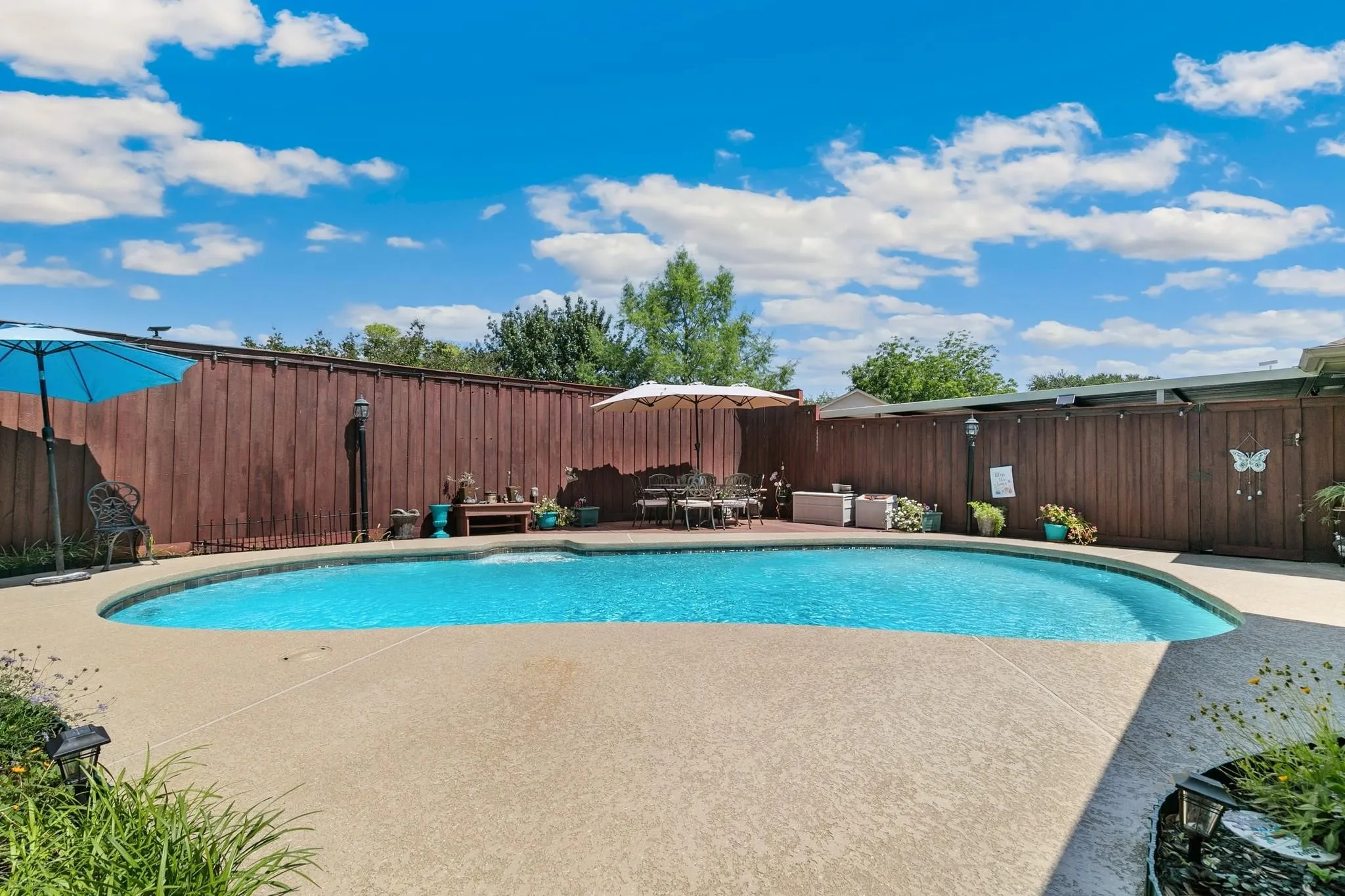 Single Family Residence For Sale in Dallas County , 417 Stroud Lane, Garland, Texas 75043, 3 Bedroom, 2 Bathroom, 2 Garage spaces, 1,942 Sqft, built in 1980, mls#21365373, Real Estate Agent in Garland, Homes For Sale in Dallas county, Homes For Sale in Garland, Realtor in Garland Texas, Real Estate Brokerage Independent Realty Texas, Luminita Cordes Realtor