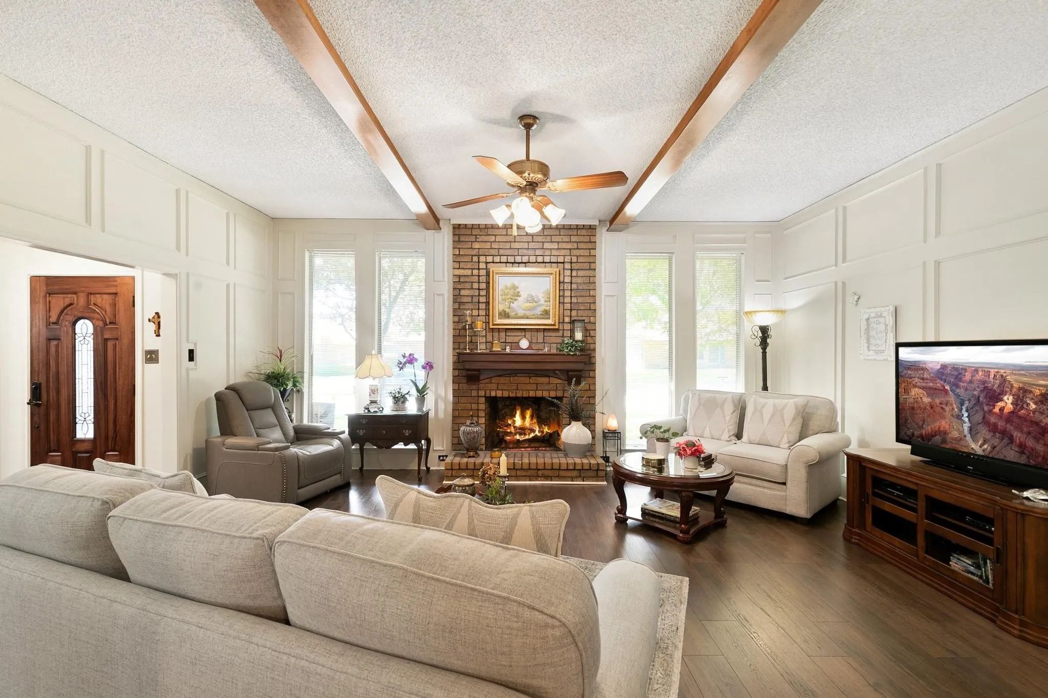 Single Family Residence For Sale in Dallas County , 417 Stroud Lane, Garland, Texas 75043, 3 Bedroom, 2 Bathroom, 2 Garage spaces, 1,942 Sqft, built in 1980, mls#21365373, Real Estate Agent in Garland, Homes For Sale in Dallas county, Homes For Sale in Garland, Realtor in Garland Texas, Real Estate Brokerage Independent Realty Texas, Luminita Cordes Realtor