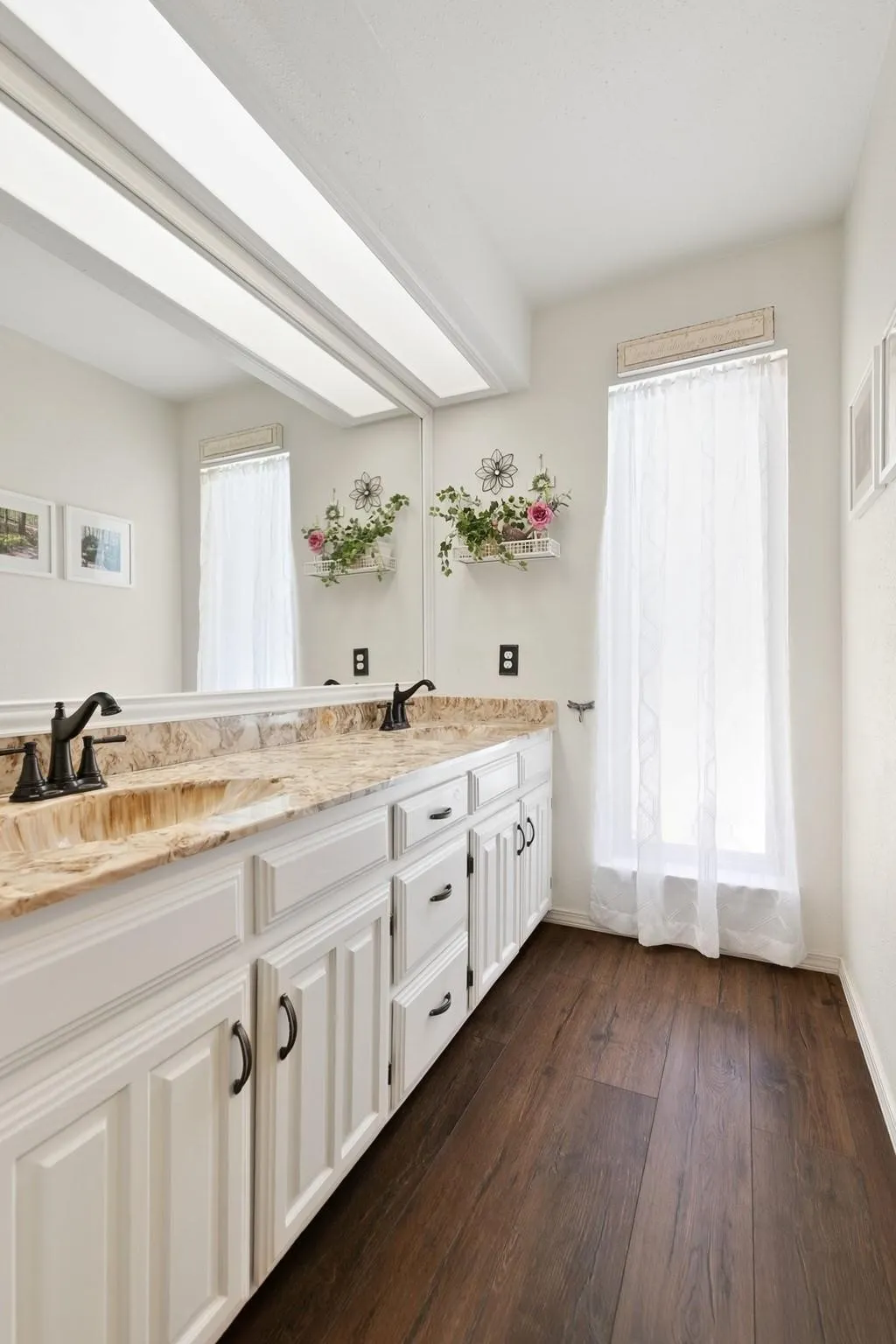 Single Family Residence For Sale in Dallas County , 417 Stroud Lane, Garland, Texas 75043, 3 Bedroom, 2 Bathroom, 2 Garage spaces, 1,942 Sqft, built in 1980, mls#21365373, Real Estate Agent in Garland, Homes For Sale in Dallas county, Homes For Sale in Garland, Realtor in Garland Texas, Real Estate Brokerage Independent Realty Texas, Luminita Cordes Realtor