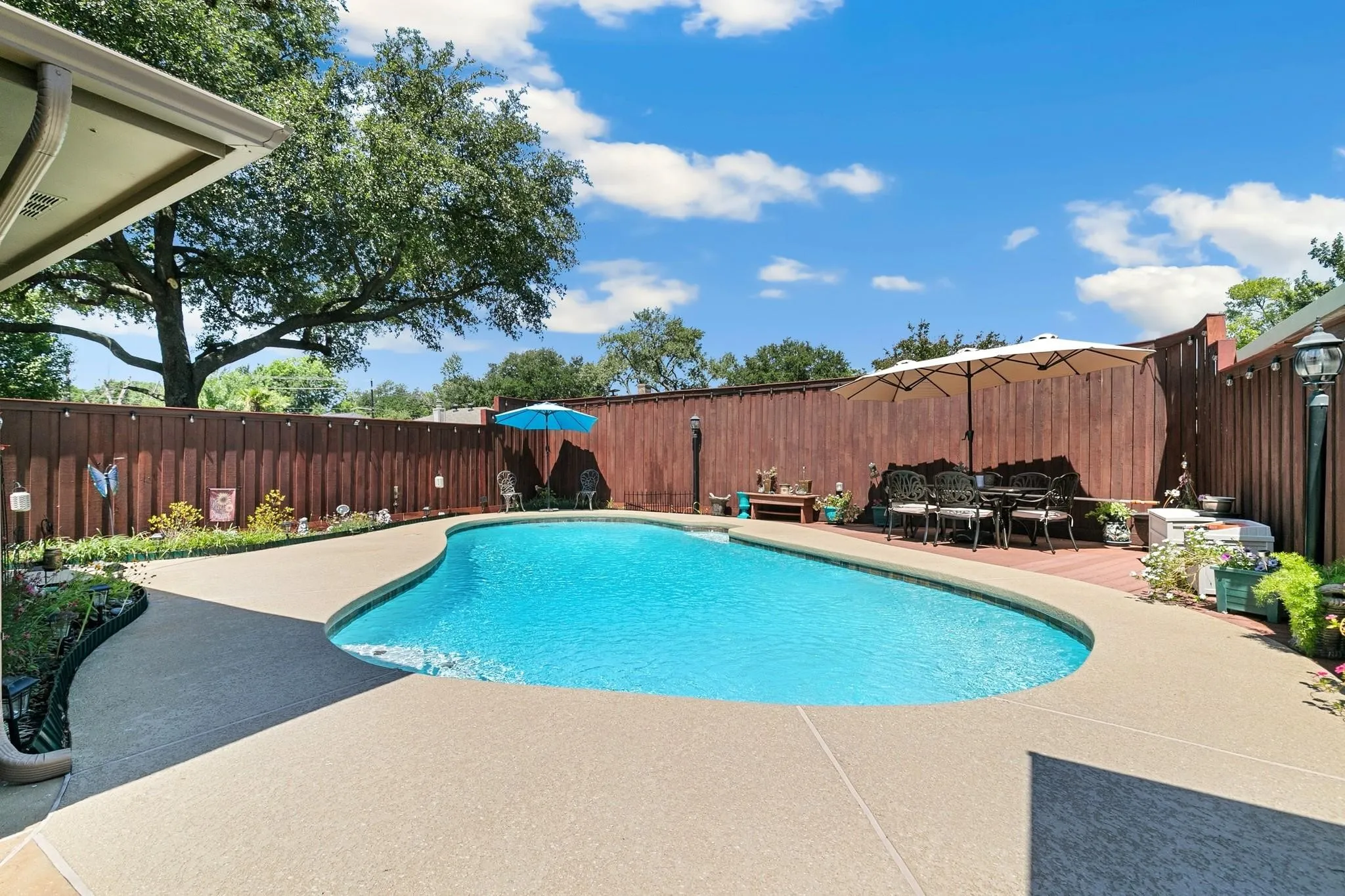 Single Family Residence For Sale in Dallas County , 417 Stroud Lane, Garland, Texas 75043, 3 Bedroom, 2 Bathroom, 2 Garage spaces, 1,942 Sqft, built in 1980, mls#21365373, Real Estate Agent in Garland, Homes For Sale in Dallas county, Homes For Sale in Garland, Realtor in Garland Texas, Real Estate Brokerage Independent Realty Texas, Luminita Cordes Realtor