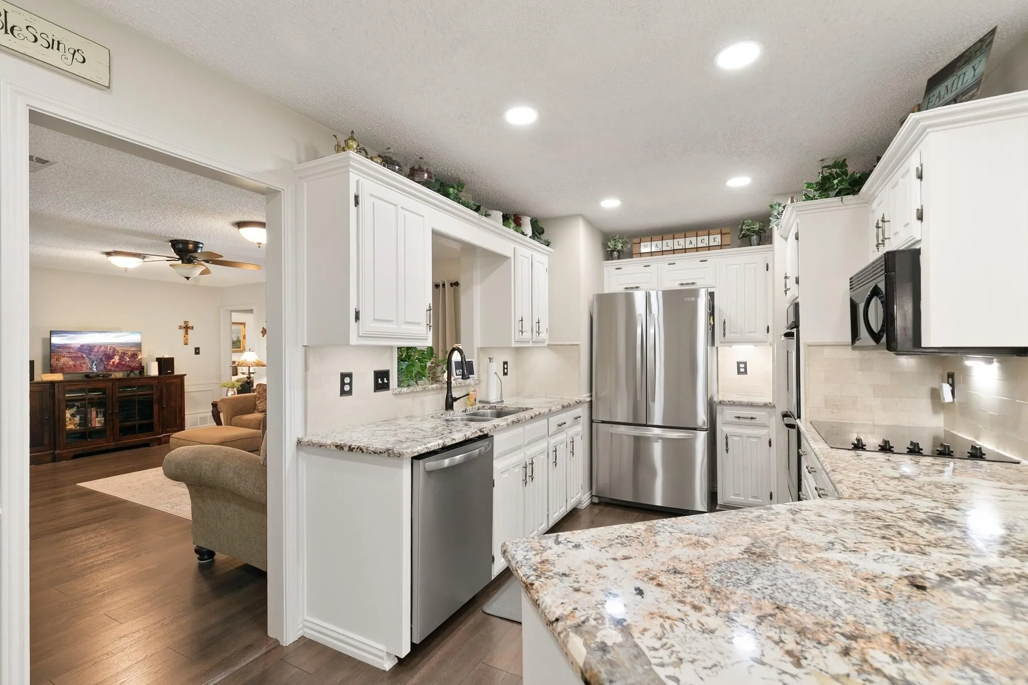 Single Family Residence For Sale in Dallas County , 417 Stroud Lane, Garland, Texas 75043, 3 Bedroom, 2 Bathroom, 2 Garage spaces, 1,942 Sqft, built in 1980, mls#21365373, Real Estate Agent in Garland, Homes For Sale in Dallas county, Homes For Sale in Garland, Realtor in Garland Texas, Real Estate Brokerage Independent Realty Texas, Luminita Cordes Realtor