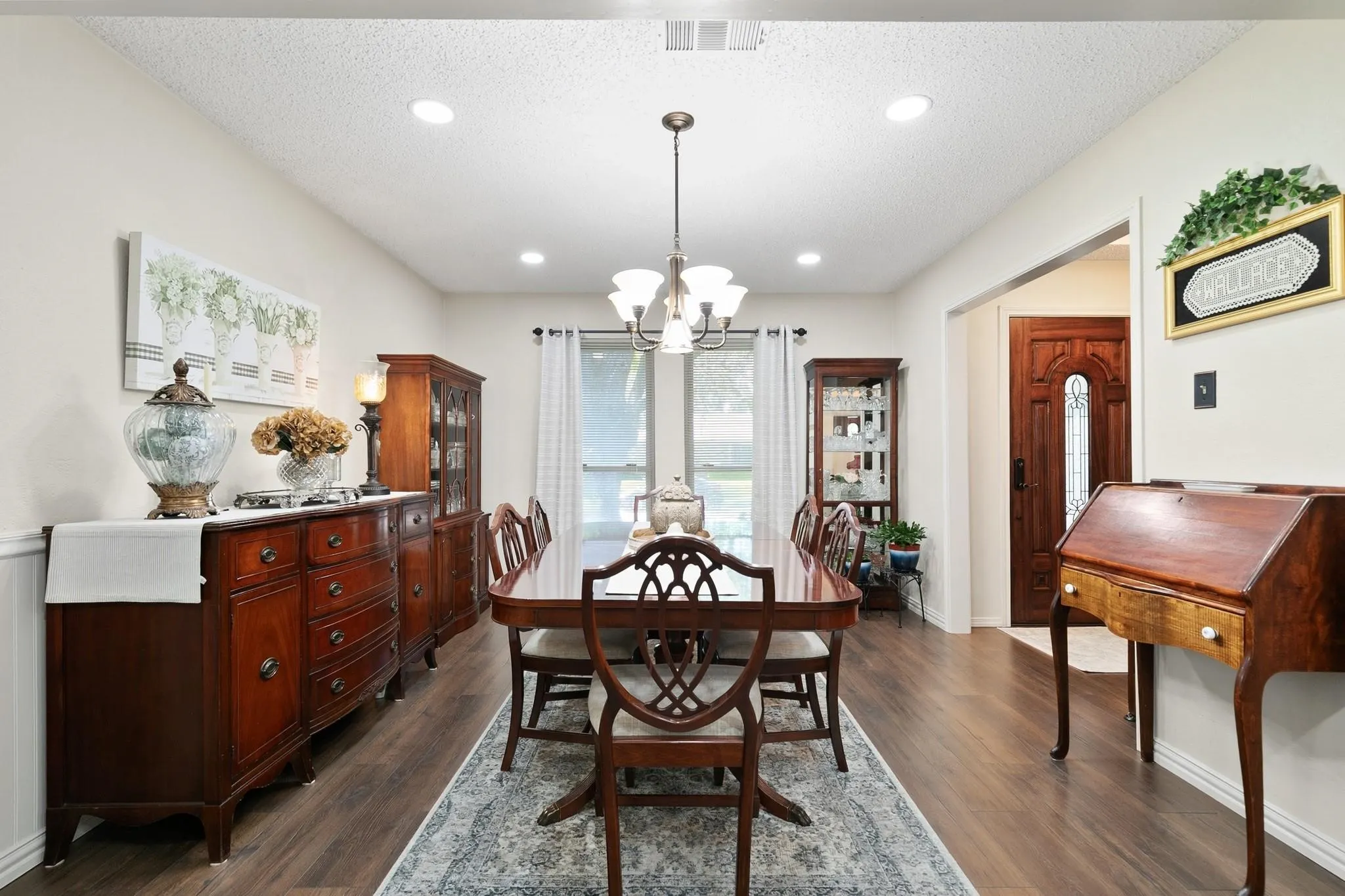 Single Family Residence For Sale in Dallas County , 417 Stroud Lane, Garland, Texas 75043, 3 Bedroom, 2 Bathroom, 2 Garage spaces, 1,942 Sqft, built in 1980, mls#21365373, Real Estate Agent in Garland, Homes For Sale in Dallas county, Homes For Sale in Garland, Realtor in Garland Texas, Real Estate Brokerage Independent Realty Texas, Luminita Cordes Realtor