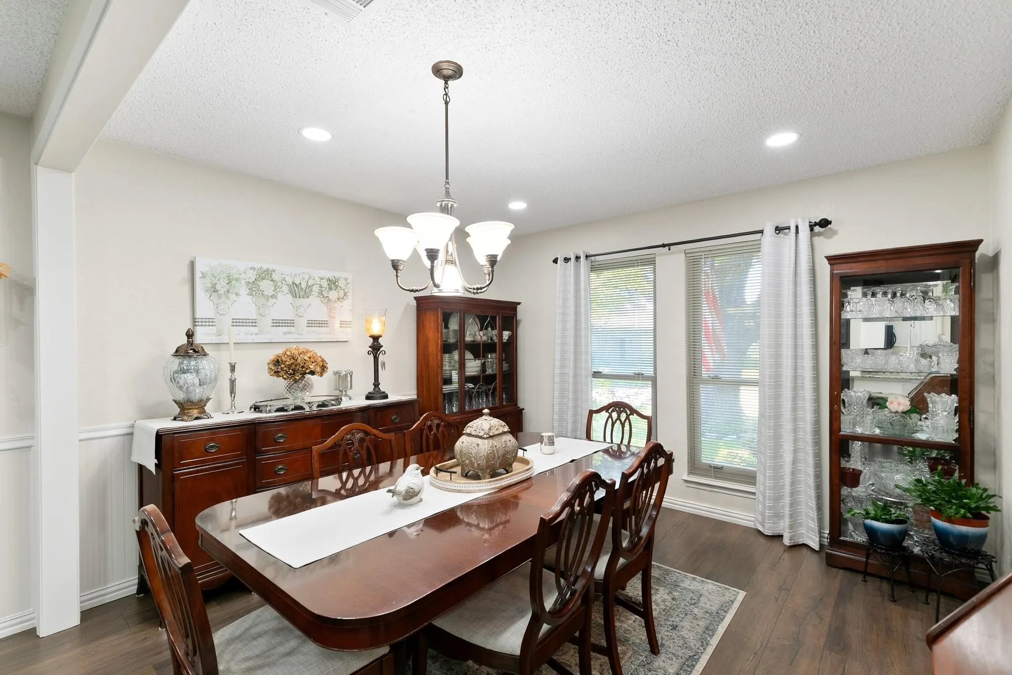 Single Family Residence For Sale in Dallas County , 417 Stroud Lane, Garland, Texas 75043, 3 Bedroom, 2 Bathroom, 2 Garage spaces, 1,942 Sqft, built in 1980, mls#21365373, Real Estate Agent in Garland, Homes For Sale in Dallas county, Homes For Sale in Garland, Realtor in Garland Texas, Real Estate Brokerage Independent Realty Texas, Luminita Cordes Realtor