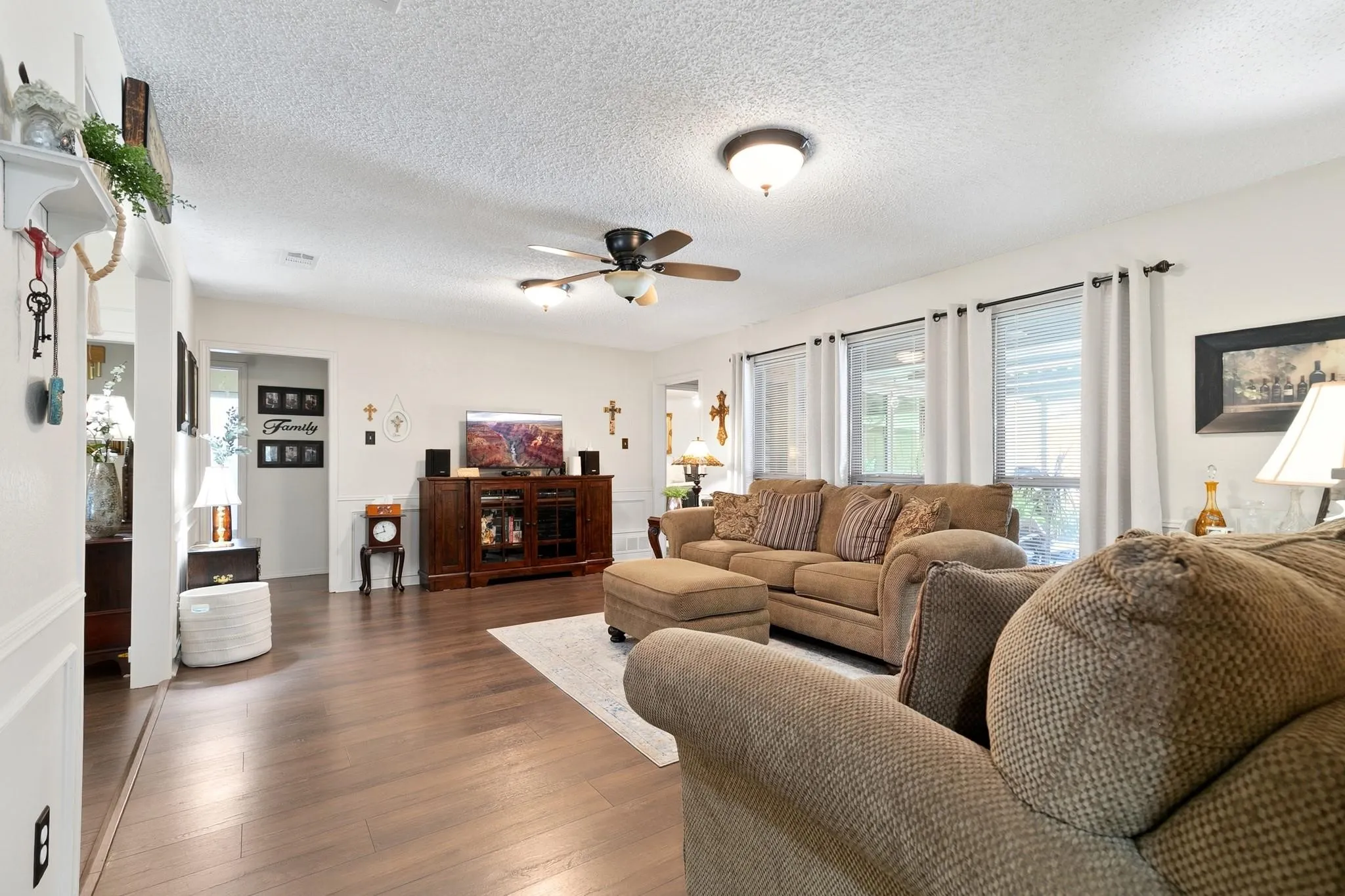 Single Family Residence For Sale in Dallas County , 417 Stroud Lane, Garland, Texas 75043, 3 Bedroom, 2 Bathroom, 2 Garage spaces, 1,942 Sqft, built in 1980, mls#21365373, Real Estate Agent in Garland, Homes For Sale in Dallas county, Homes For Sale in Garland, Realtor in Garland Texas, Real Estate Brokerage Independent Realty Texas, Luminita Cordes Realtor