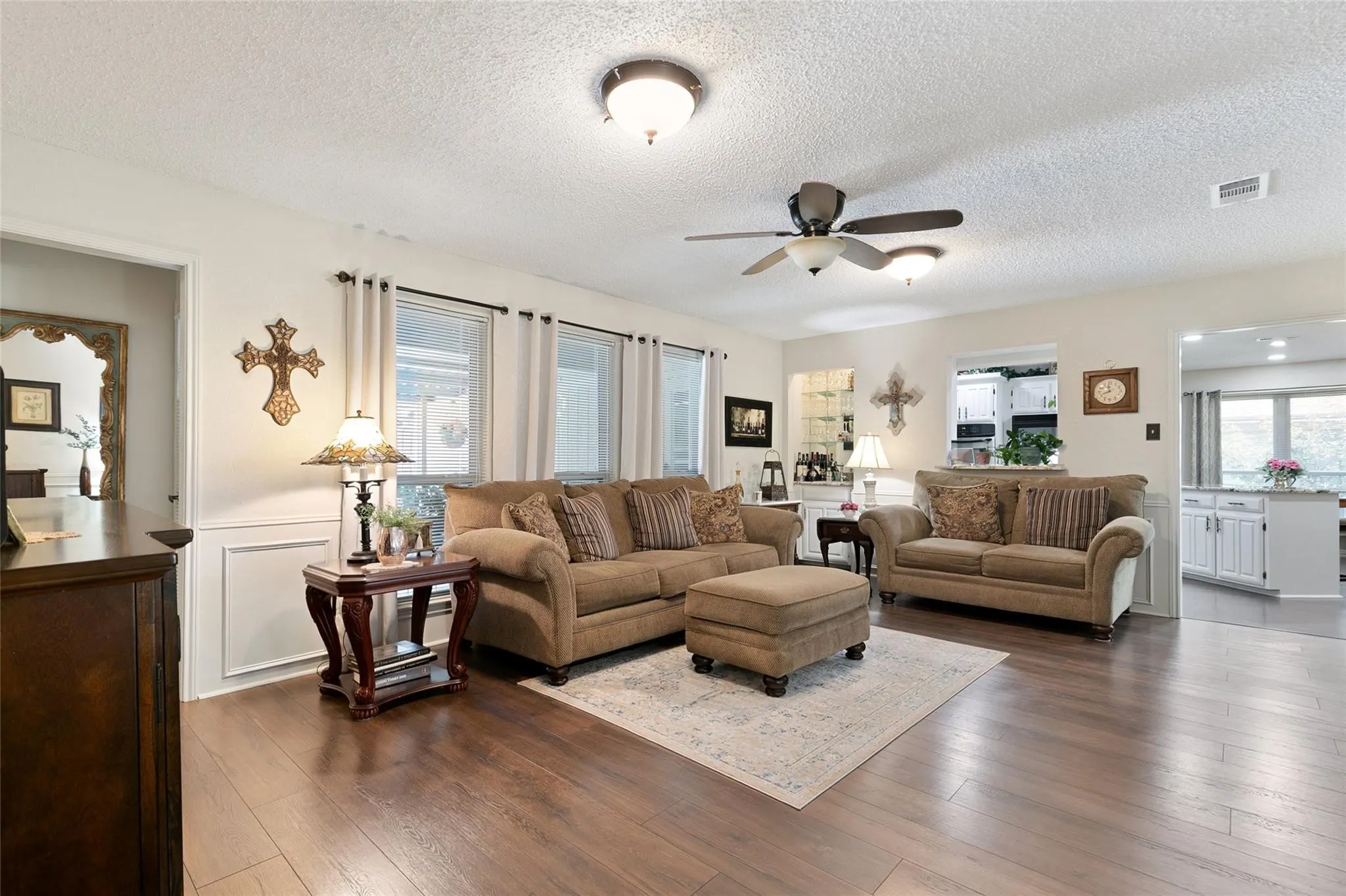 Single Family Residence For Sale in Dallas County , 417 Stroud Lane, Garland, Texas 75043, 3 Bedroom, 2 Bathroom, 2 Garage spaces, 1,942 Sqft, built in 1980, mls#21365373, Real Estate Agent in Garland, Homes For Sale in Dallas county, Homes For Sale in Garland, Realtor in Garland Texas, Real Estate Brokerage Independent Realty Texas, Luminita Cordes Realtor