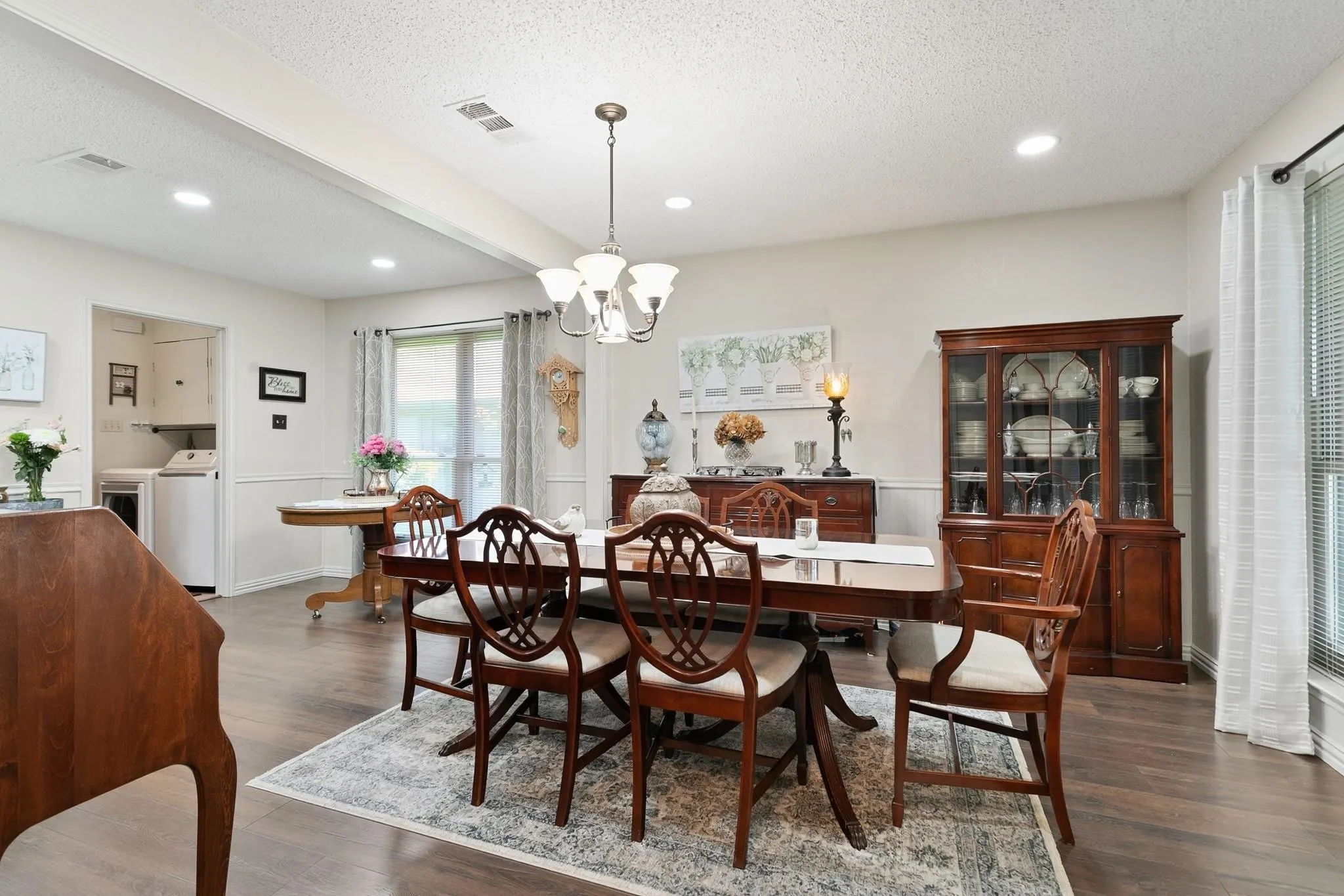 Single Family Residence For Sale in Dallas County , 417 Stroud Lane, Garland, Texas 75043, 3 Bedroom, 2 Bathroom, 2 Garage spaces, 1,942 Sqft, built in 1980, mls#21365373, Real Estate Agent in Garland, Homes For Sale in Dallas county, Homes For Sale in Garland, Realtor in Garland Texas, Real Estate Brokerage Independent Realty Texas, Luminita Cordes Realtor