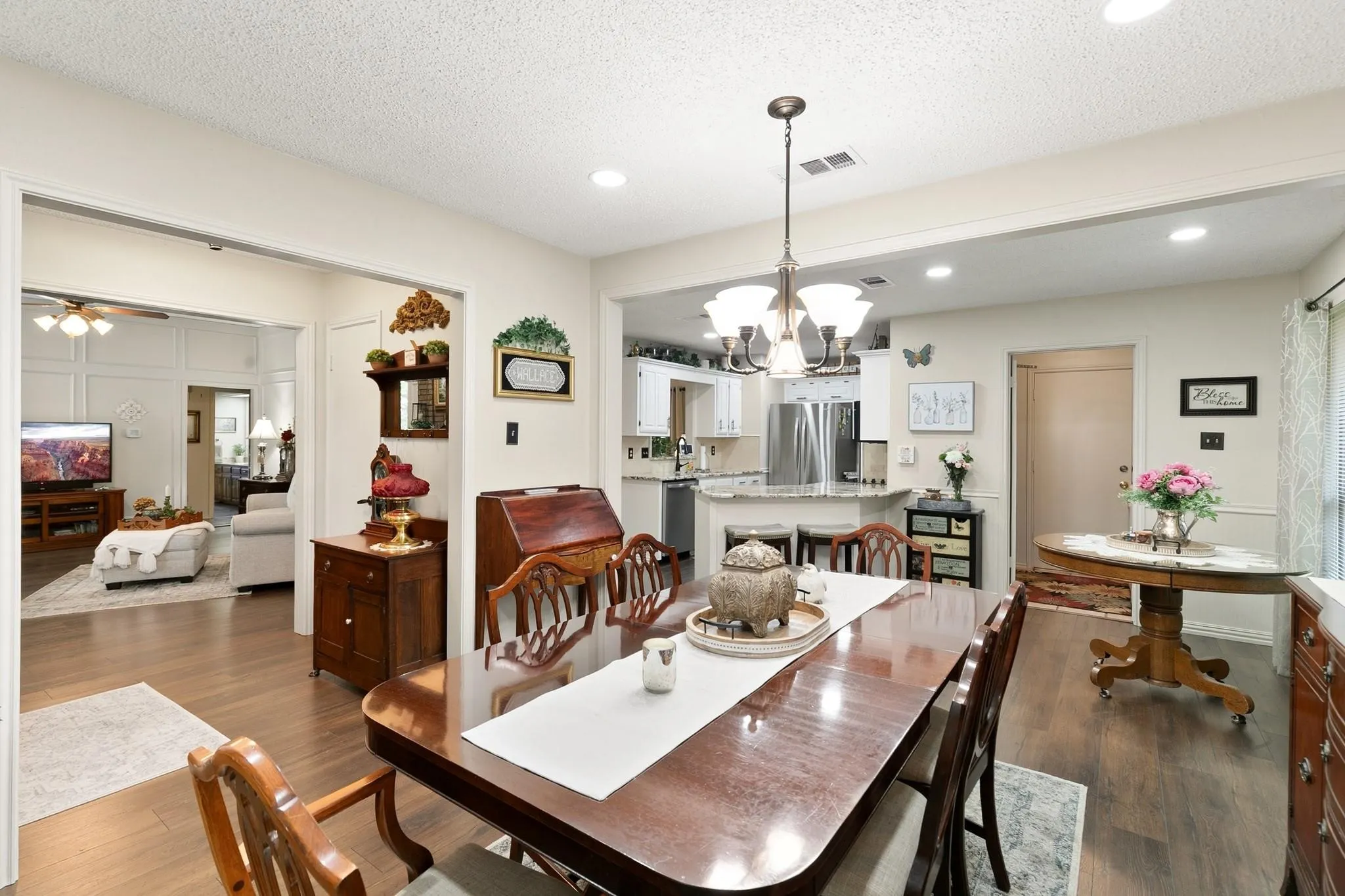 Single Family Residence For Sale in Dallas County , 417 Stroud Lane, Garland, Texas 75043, 3 Bedroom, 2 Bathroom, 2 Garage spaces, 1,942 Sqft, built in 1980, mls#21365373, Real Estate Agent in Garland, Homes For Sale in Dallas county, Homes For Sale in Garland, Realtor in Garland Texas, Real Estate Brokerage Independent Realty Texas, Luminita Cordes Realtor