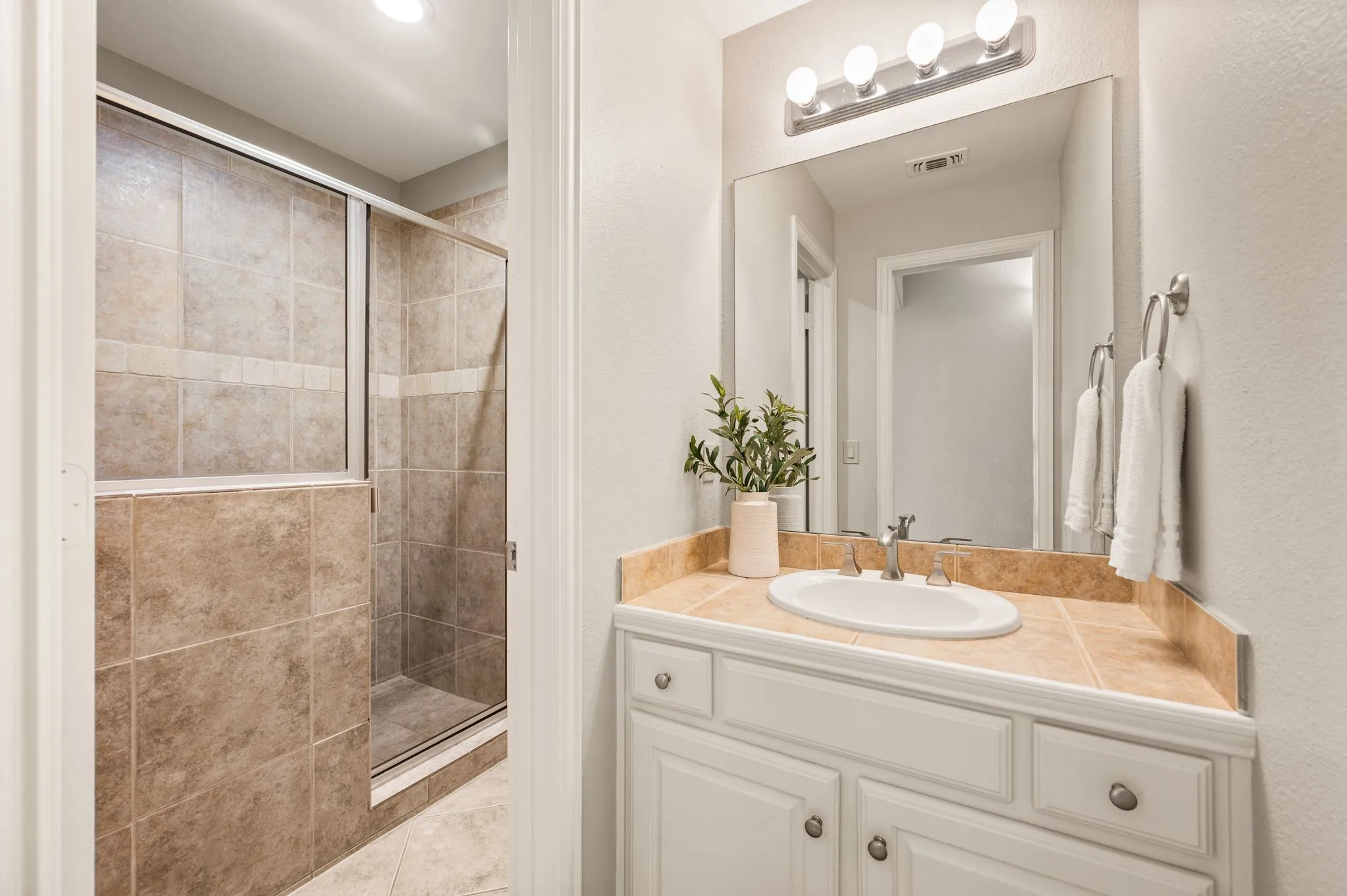Single Family Residence For Sale in Denton County , 4472 Donegal Drive, Frisco, Texas 75034, 5 Bedroom, 4 Bathroom, 3 Garage spaces, 4,250 Sqft, built in 2003, mls#21354931, Real Estate Agent in Frisco, Homes For Sale in Denton county, Homes For Sale in Frisco, Realtor in Frisco Texas, Real Estate Brokerage Independent Realty Texas, Luminita Cordes Realtor